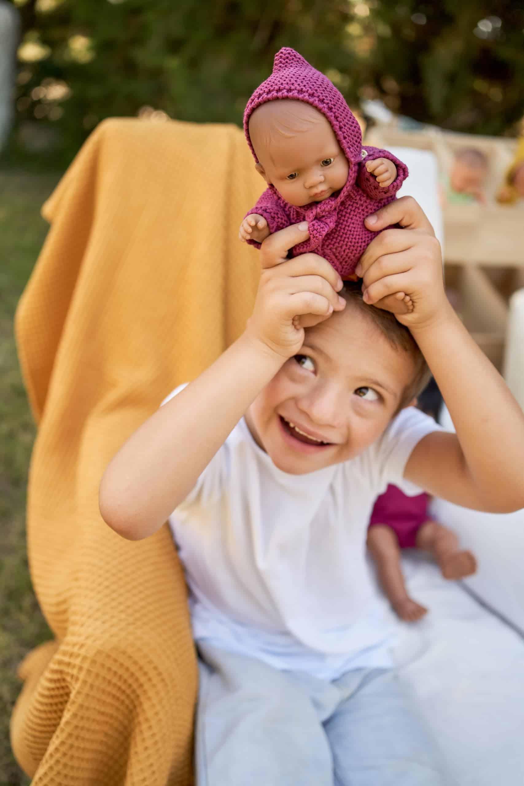 Muñeco Miniland 8 1/4'' Niño Caucásico con Ropa (Bolsa de - Imagen 3