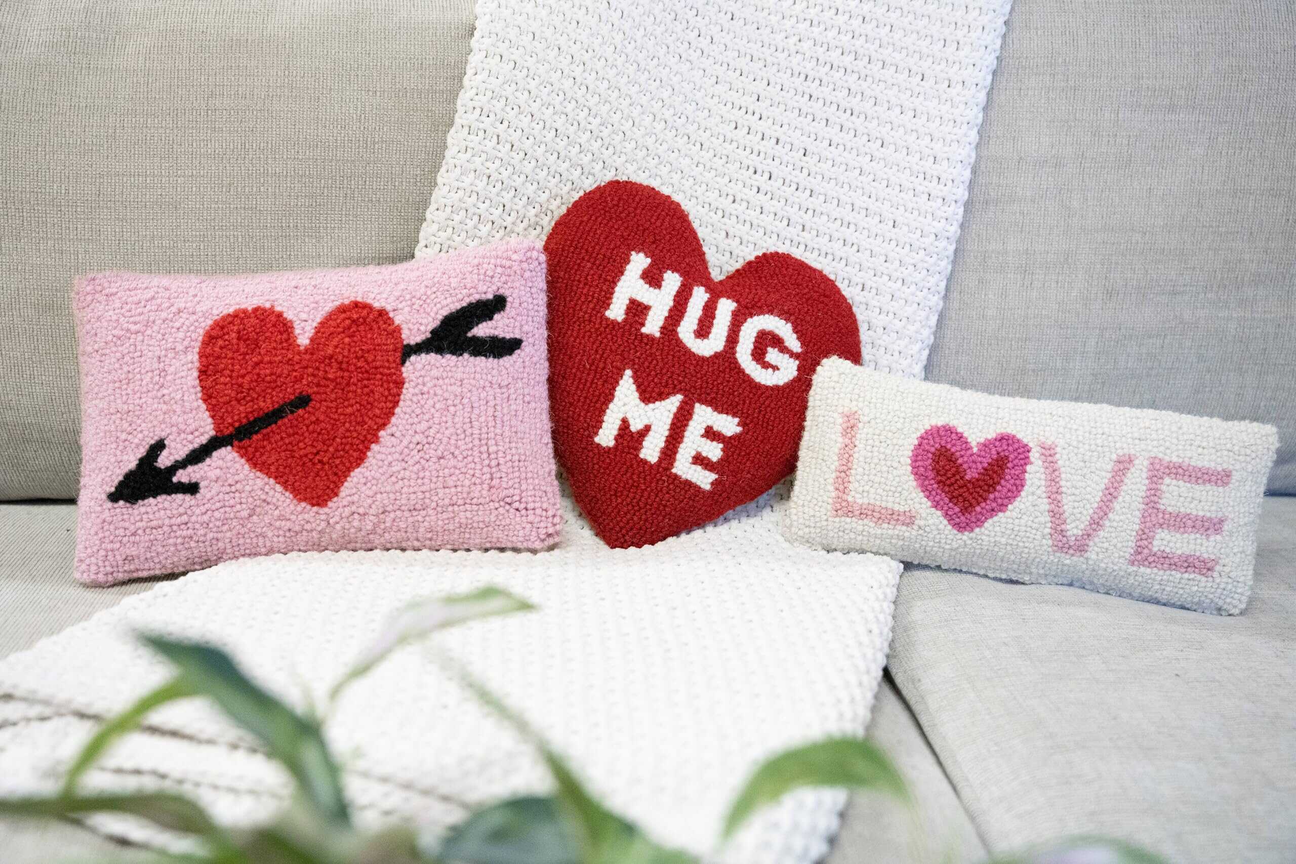 Almohada Decorativa Hug Me para el Día de San Valentín - - Imagen 5