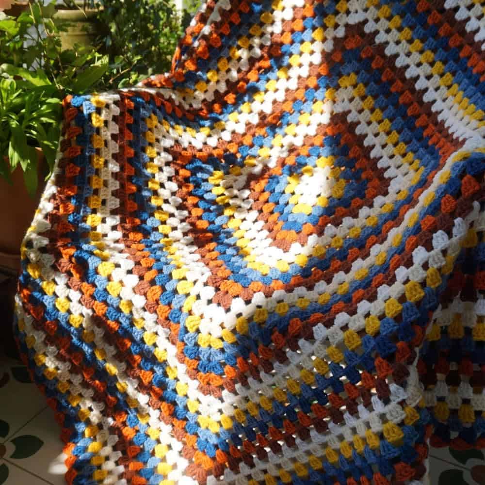 Manta de Ganchillo Hecha a Mano Estilo Suéter con Cuadros - Imagen 3