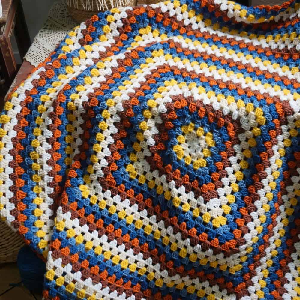 Manta de Ganchillo Hecha a Mano Estilo Suéter con Cuadros - Imagen 4