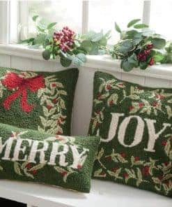 Cojín de gancho de corona navideña Kate Nelligan de Peking