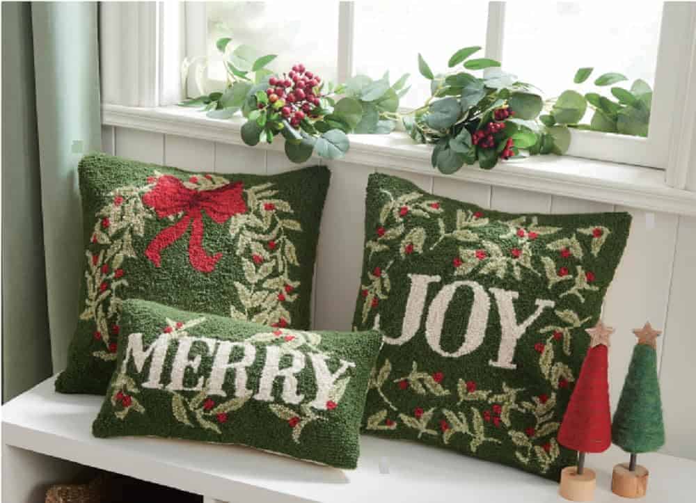 Cojín de gancho de corona navideña Kate Nelligan de Peking