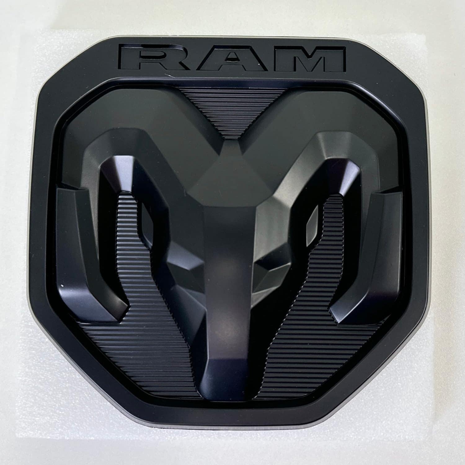 Emblema de parrilla iluminado para Dodge Ram 2019-23, negro