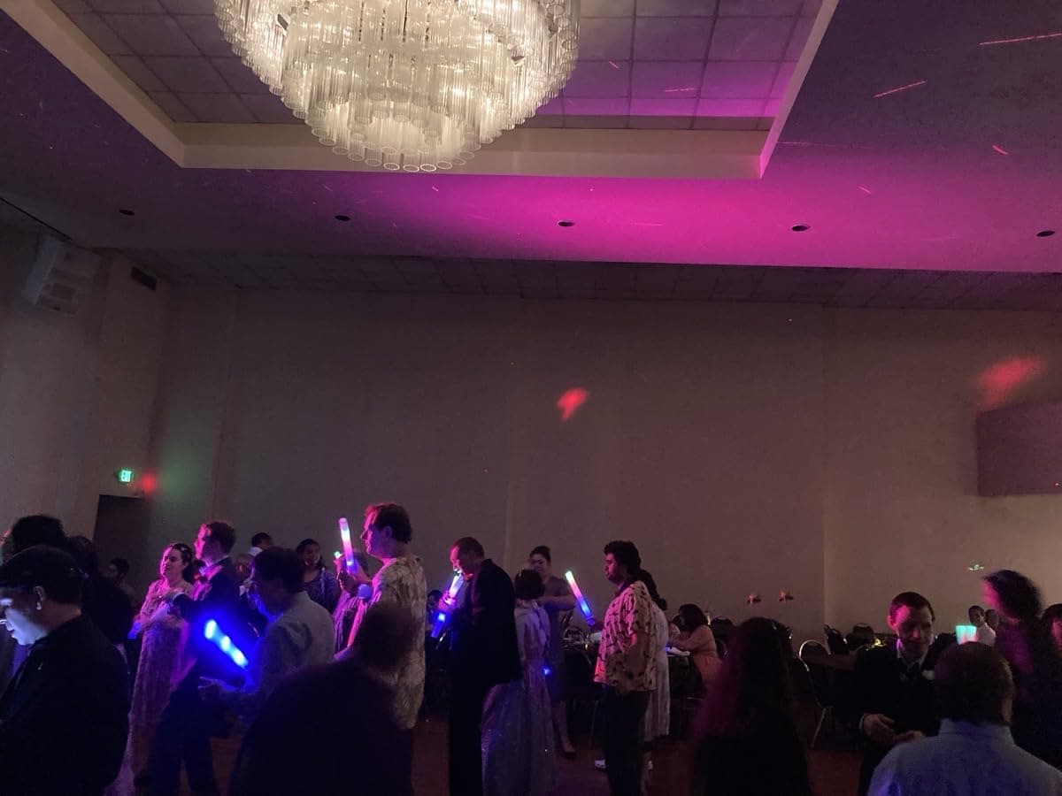 AWANG 100 Pcs Glow Sticks Con 3 Modos de Colores Brillantes - Imagen 9