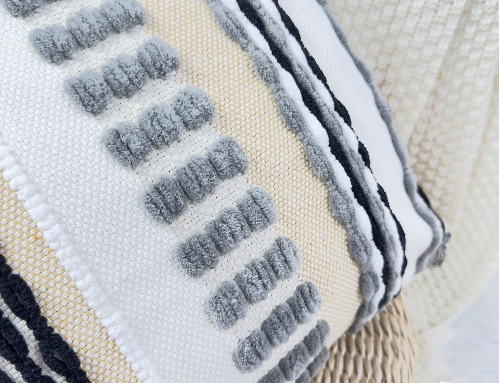 Almohada Larga de Chenille y Algodón para -Gris - Imagen 5