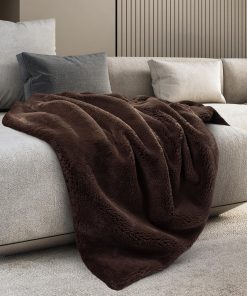 Manta de lujo Mon Chateau Ultimate Plush de -Marrón con dobl