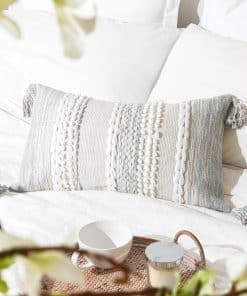 Funda de cojín lumbar decorativa en gris BlissBlush 14x24,