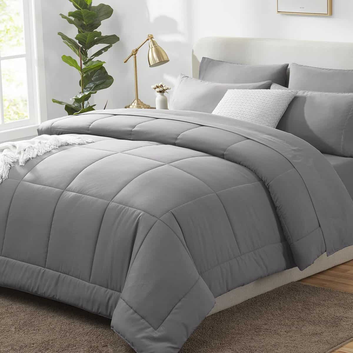 Juego de edredón gris para cama King CozyLux de 7 piezas,
