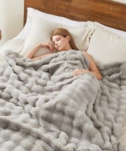 Manta de piel de imitación de conejo L'AGRATY: 50" x 60"