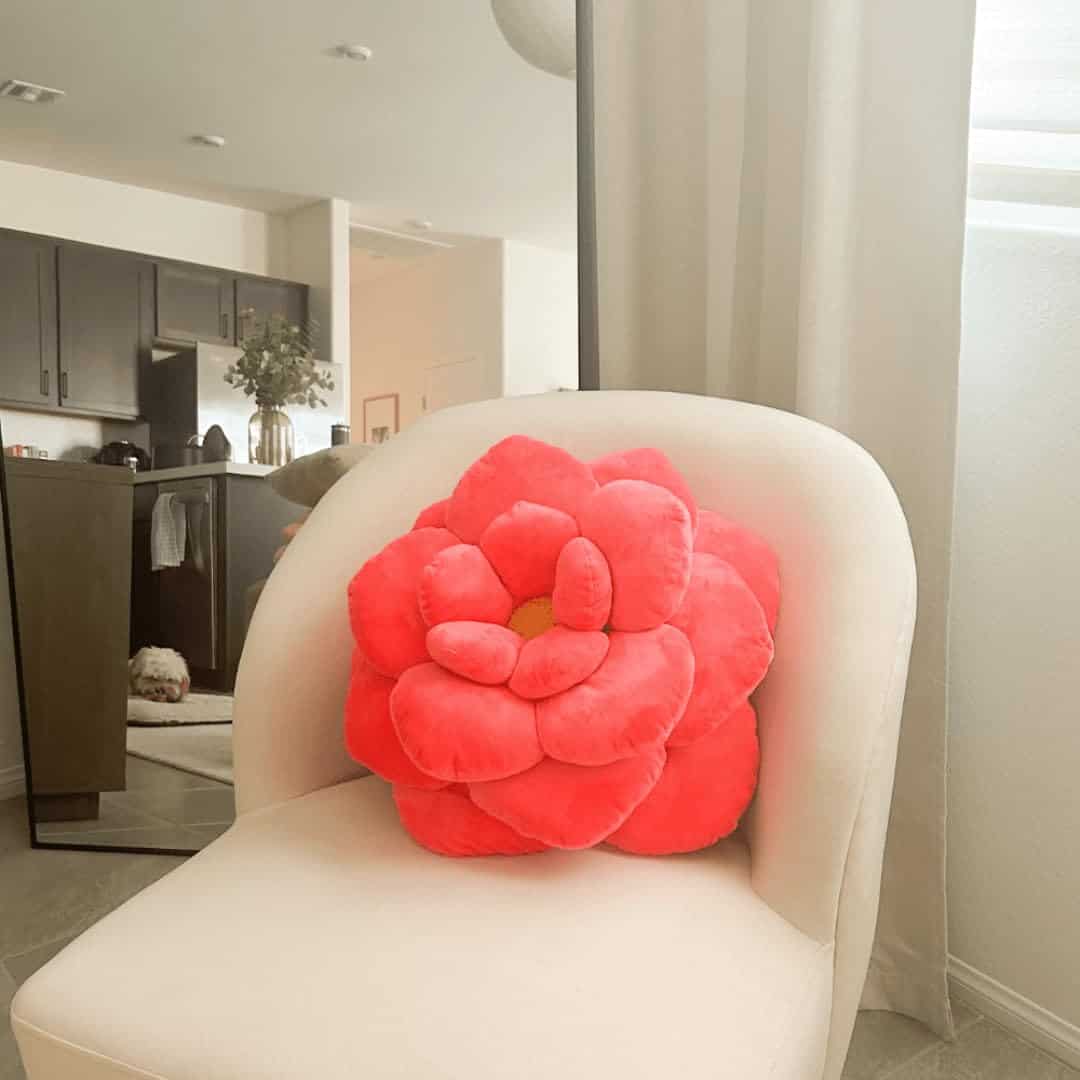 Almohada de Flor de Peluche Camellia de Green Philosophy - Imagen 4