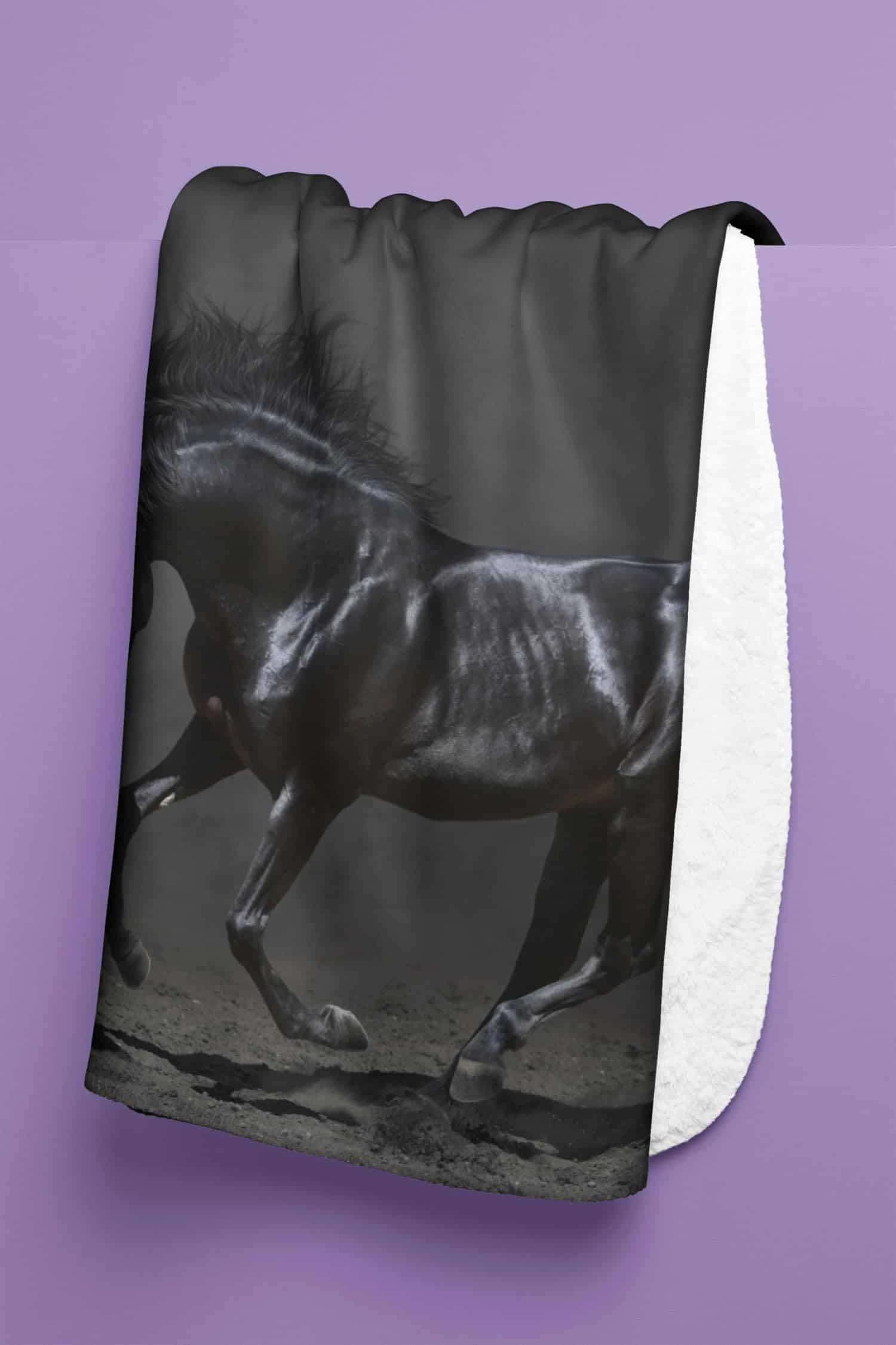 Manta de Felpa Sherpa de Rosa, Calavera y Pistolas Negras - Imagen 3