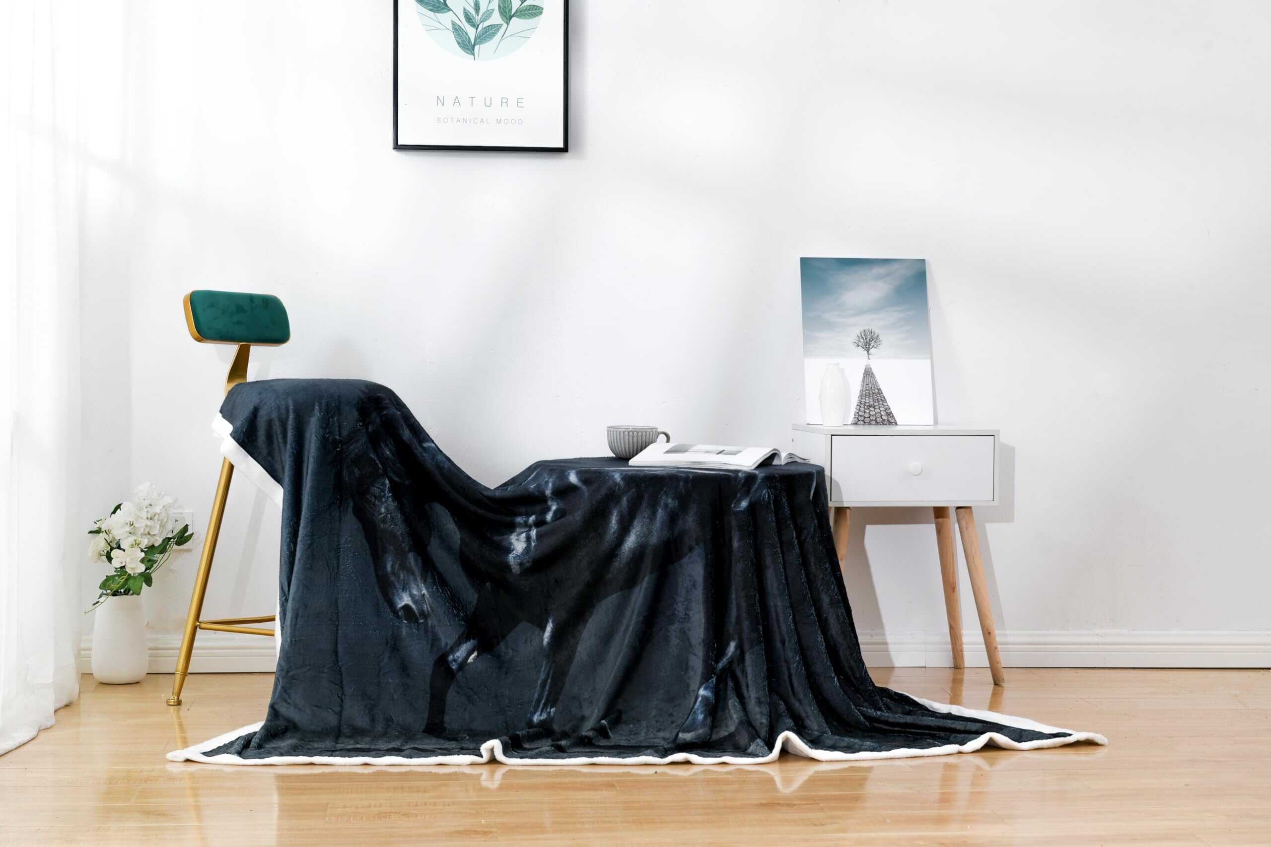 Manta de Felpa Sherpa de Rosa, Calavera y Pistolas Negras - Imagen 6