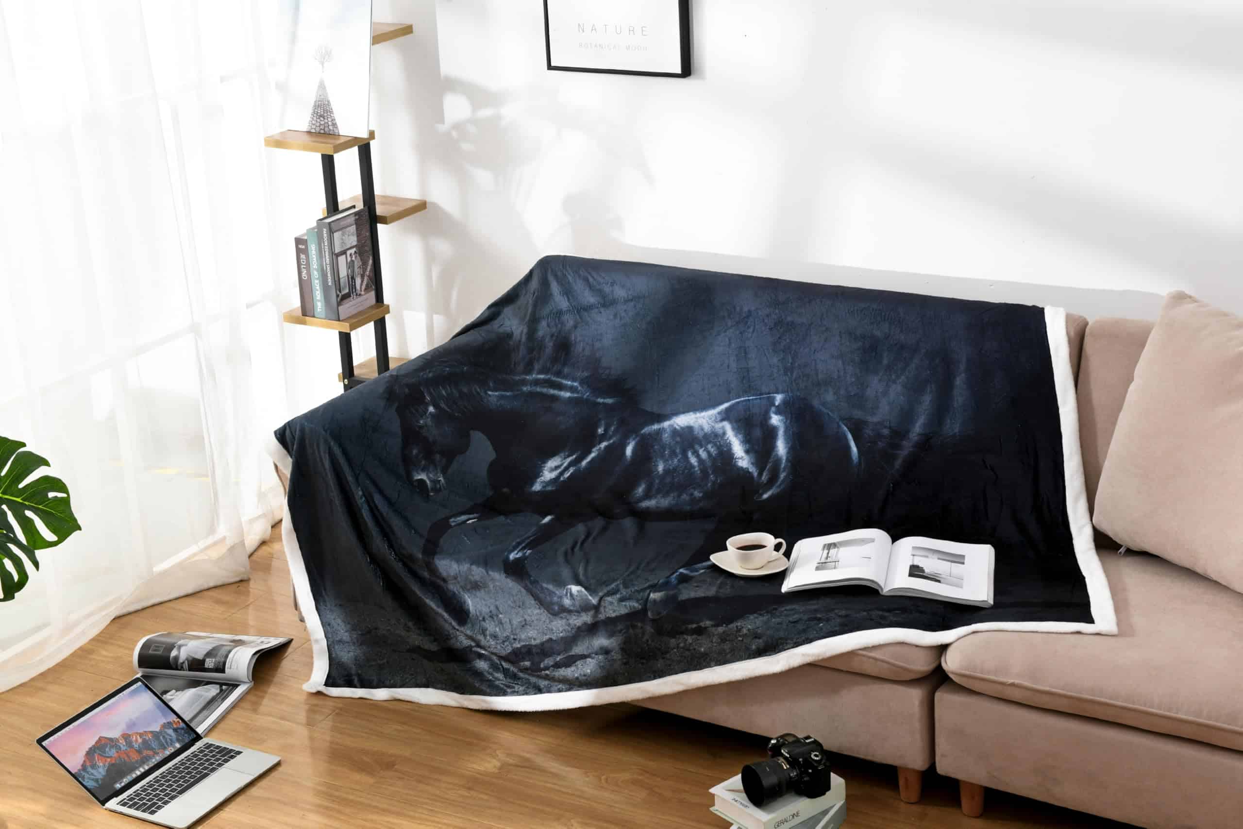 Manta de Felpa Sherpa de Rosa, Calavera y Pistolas Negras - Imagen 5