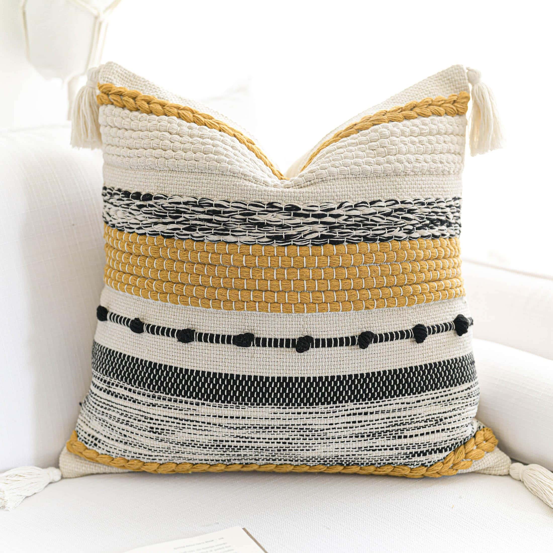 Funda de cojín decorativa amarillo mostaza BlissBlush 18x18