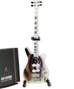 Réplica en miniatura de guitarra bajo con firma Prince de
