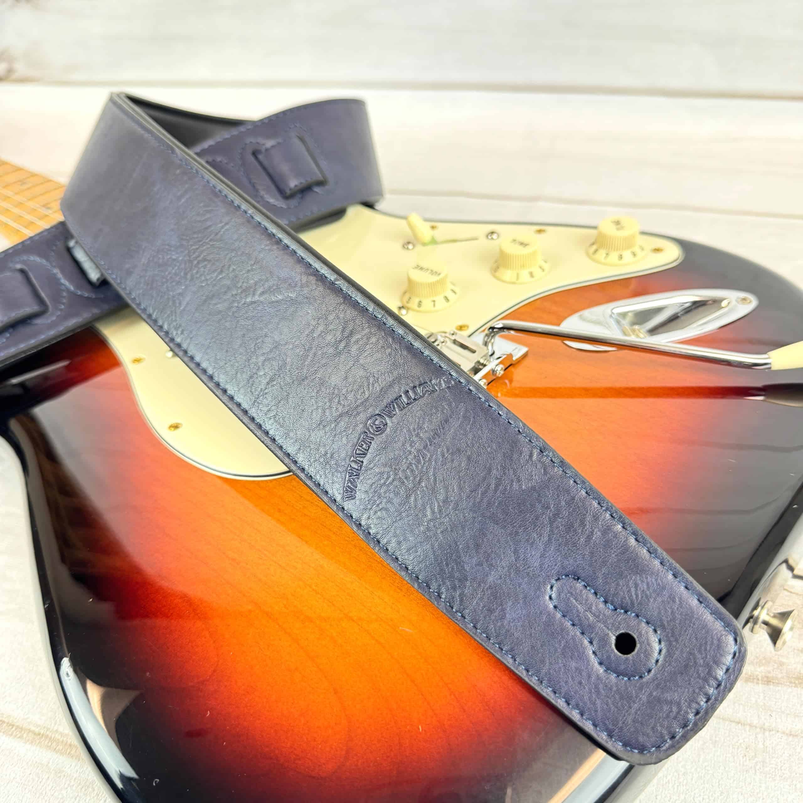 Correa de guitarra Walker & Williams G-52 azul marino hecha - Imagen 3
