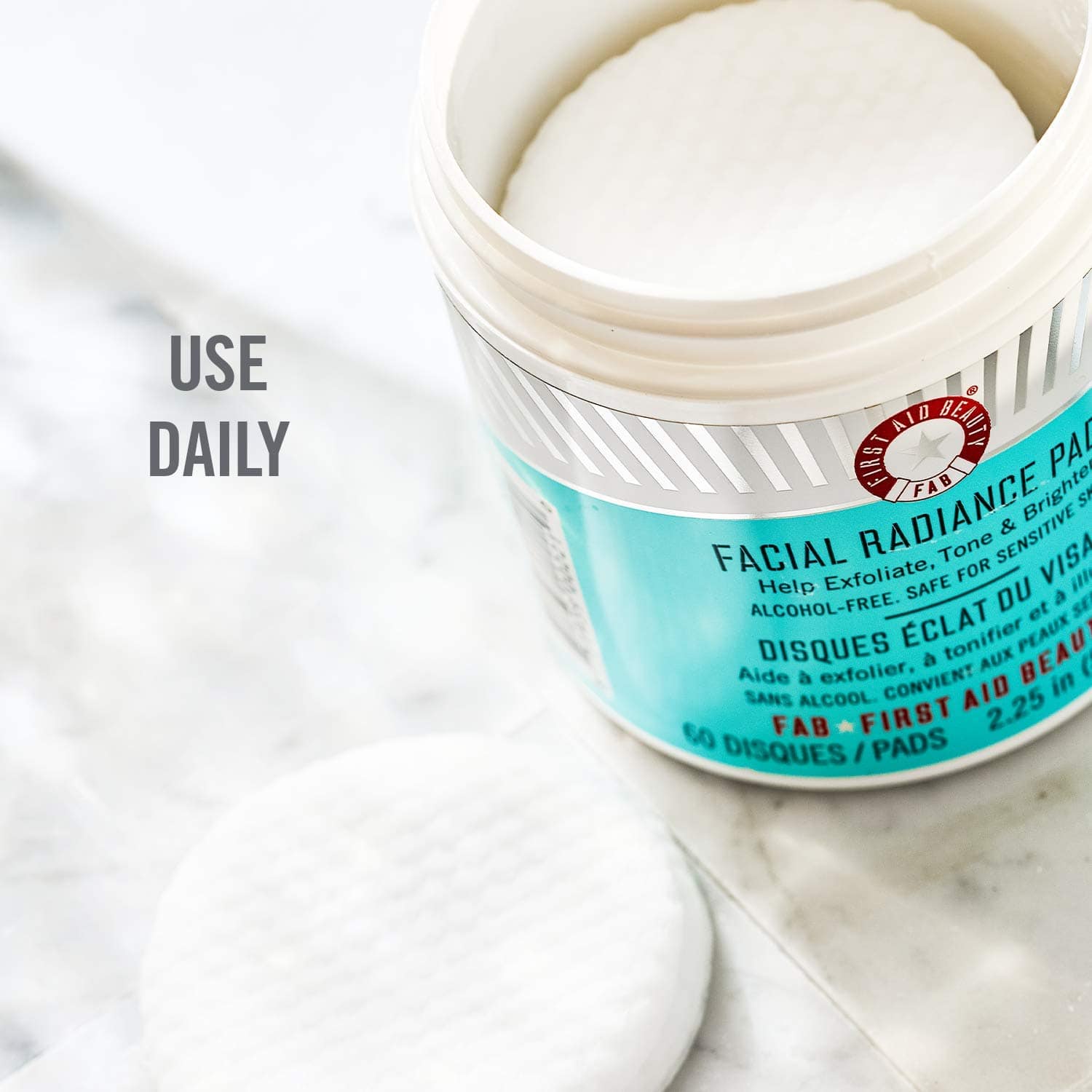 First Aid Beauty Facial Radiance Pads 60 Pads - Imagen 6