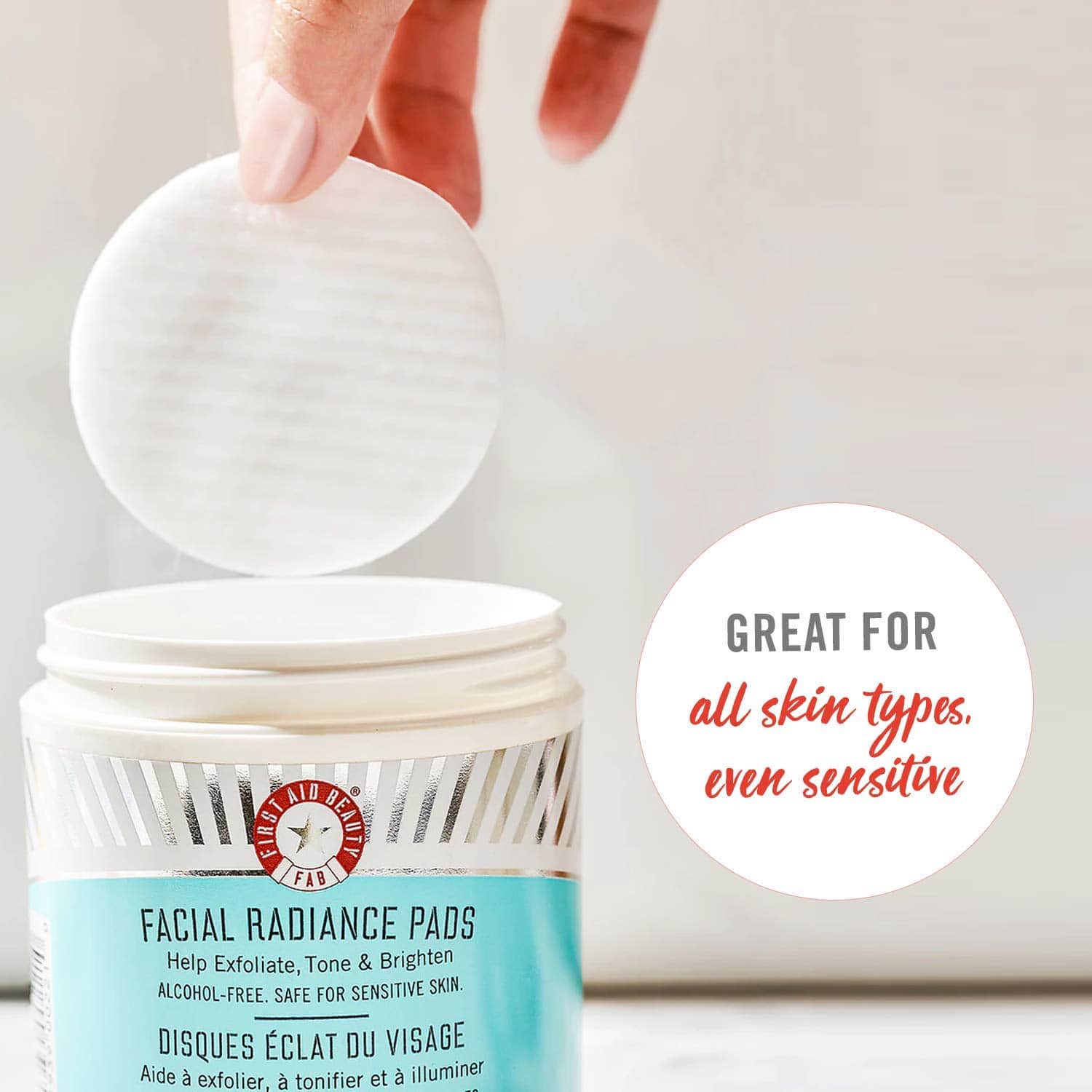 First Aid Beauty Facial Radiance Pads 60 Pads - Imagen 4