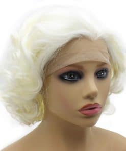 Pelucas de cabello corto y rizado en blanco, media mano con