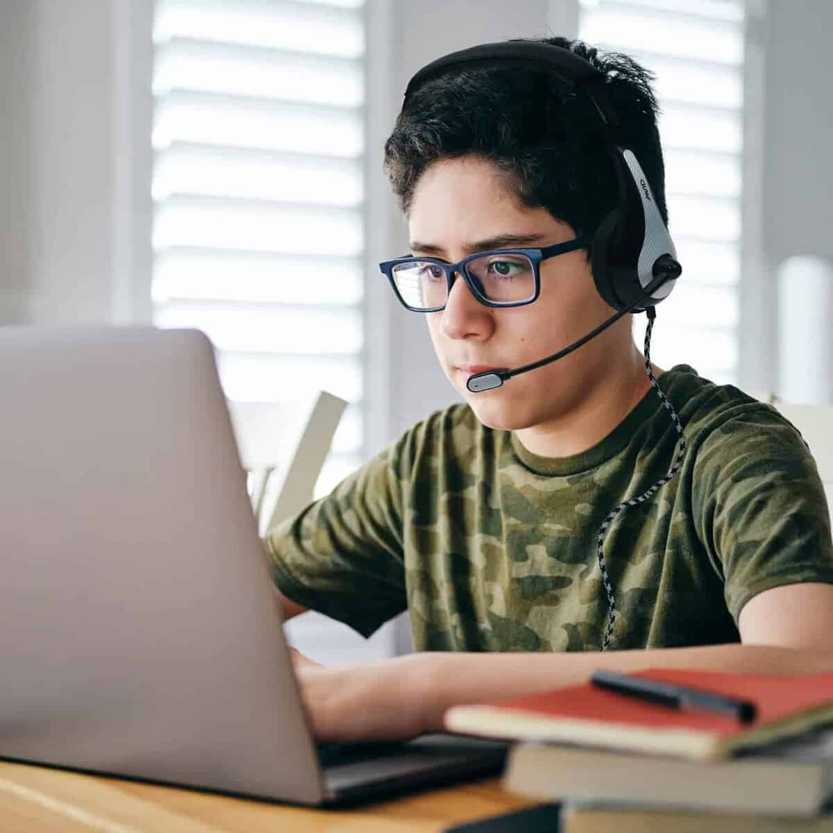 Audífonos estéreo Avid AE-36 blancos con micrófono de brazo - Imagen 10