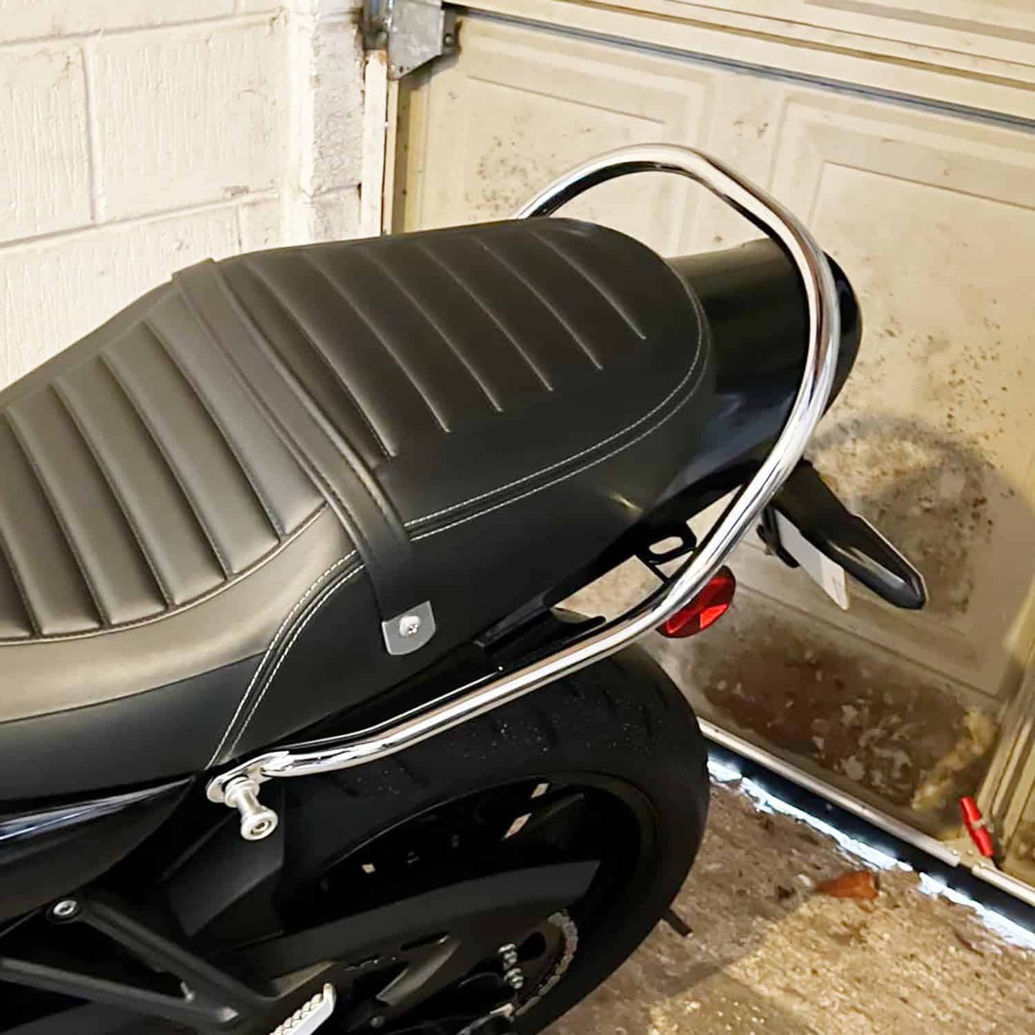 Barra de agarre para pasajero trasero de motocicleta