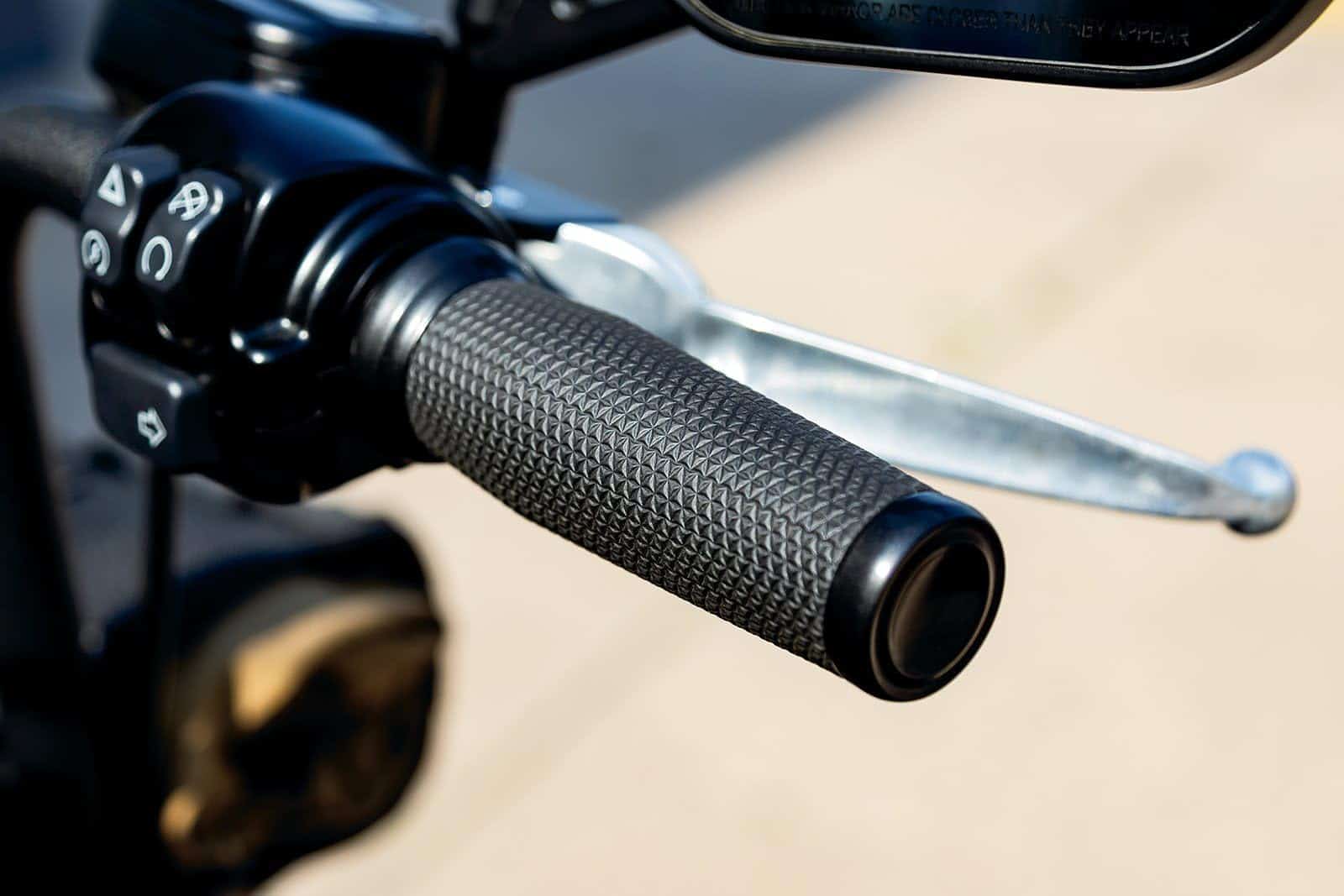 Puños de manillar Kuryakyn 5943 Thresher para acelerador y - Imagen 4