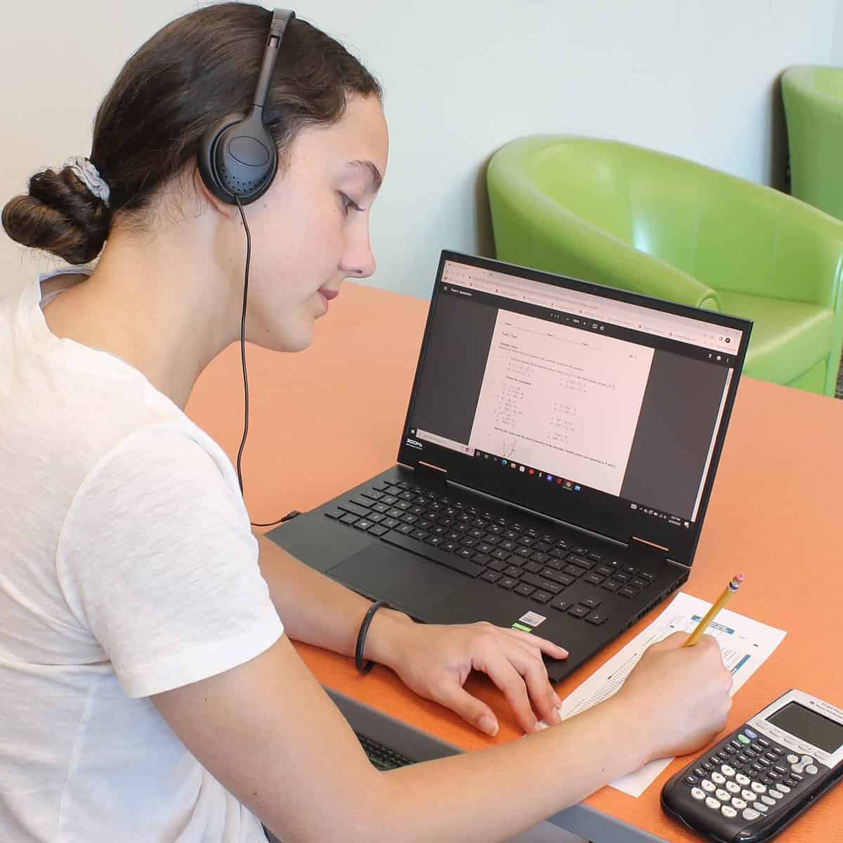 Audífonos estéreo Soundnetic SN313 para salón de clases con - Imagen 9