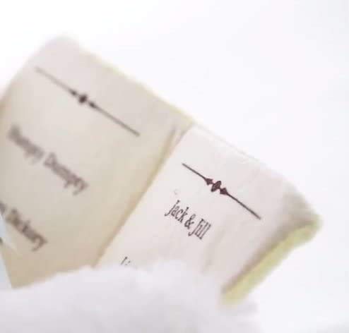 Cuddle Barn - Madre Ganso Peluche Animado que Lee Rimas - Imagen 8