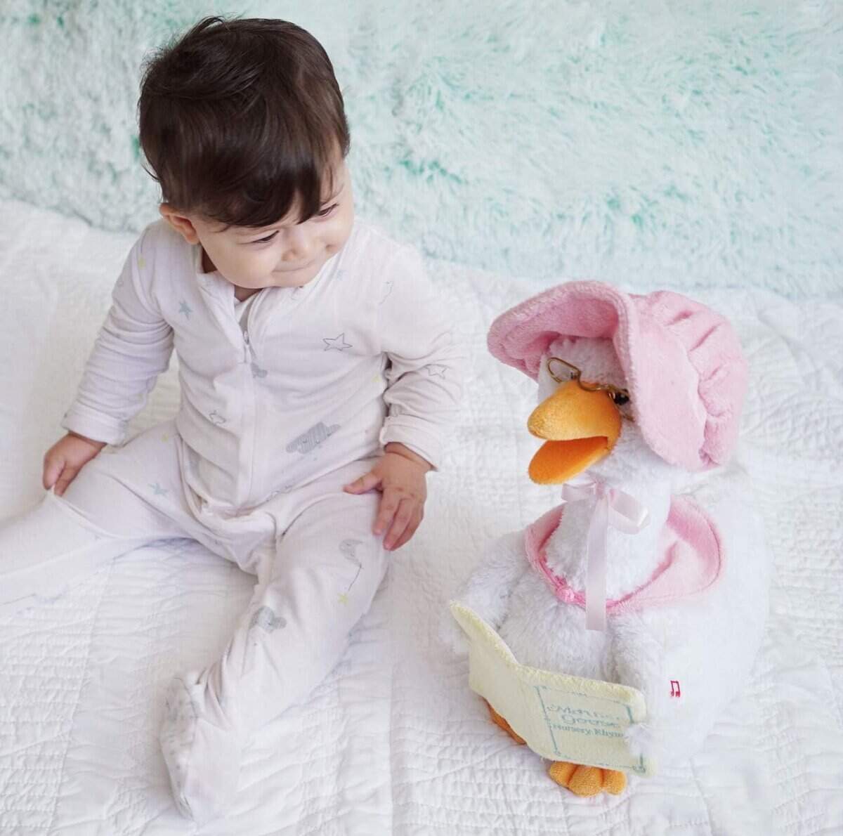 Cuddle Barn - Madre Ganso Peluche Animado que Lee Rimas - Imagen 9