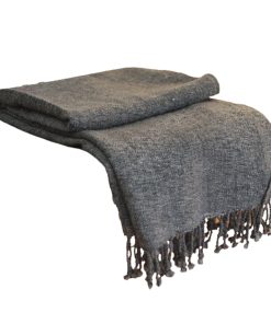 Manta de tiro gris acrílica 'Grey Dove' de NOVICA