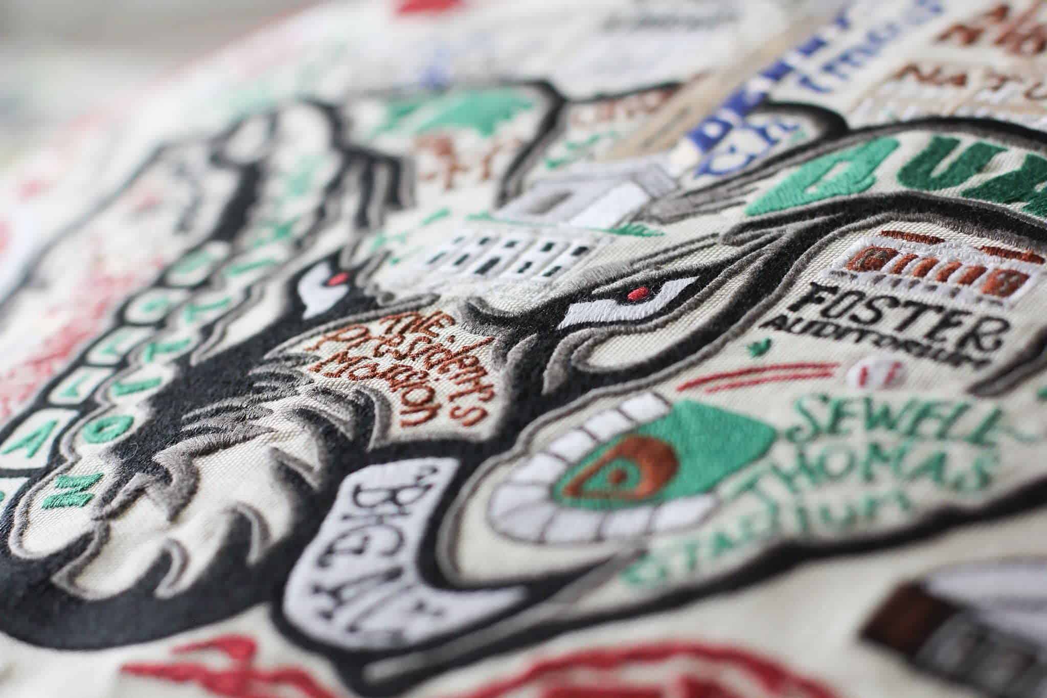 Almohada decorativa bordada universitaria de la -Universidad - Imagen 5