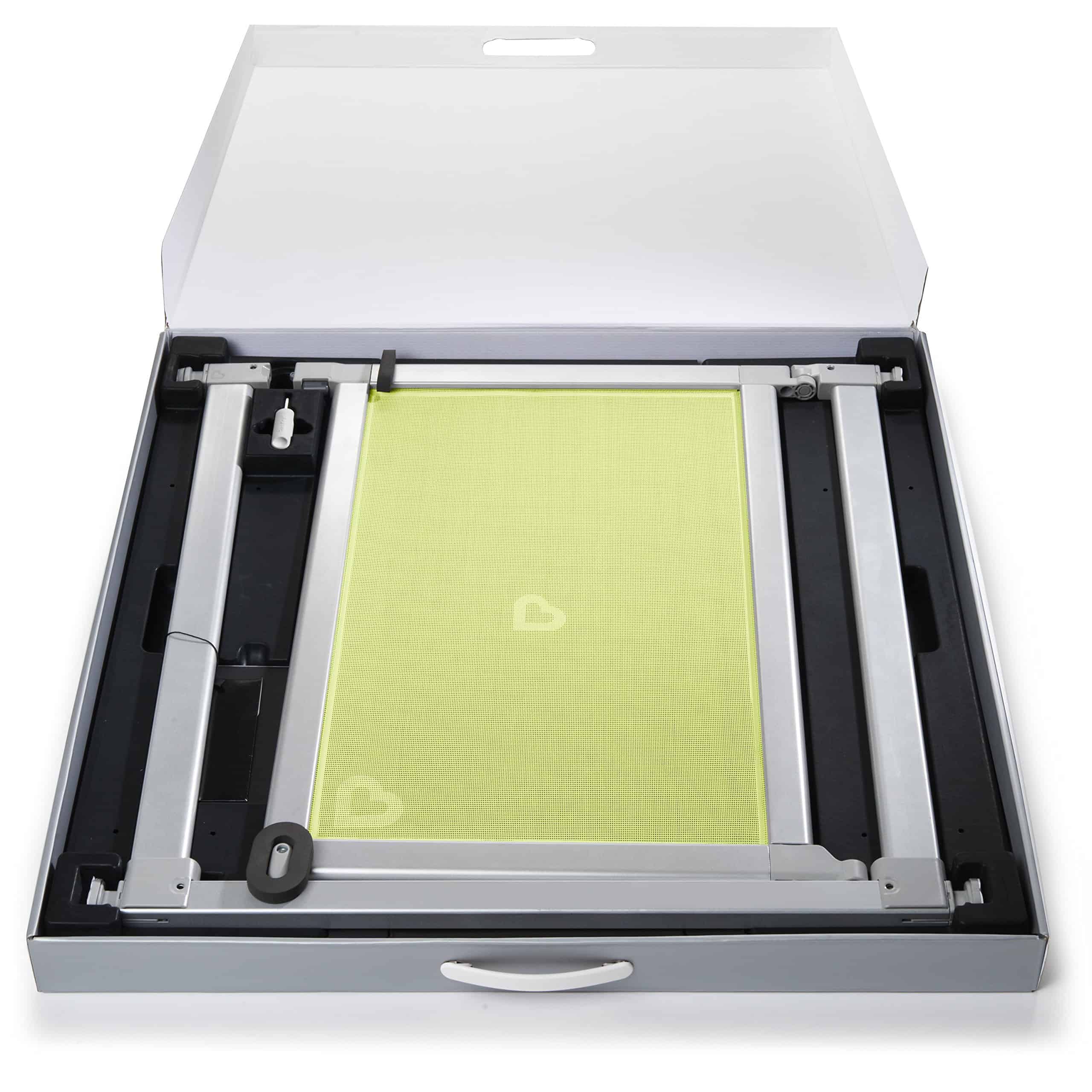 Munchkin Vibe Mesh and Steel Baby Gate, Lime, Modelo - Imagen 6