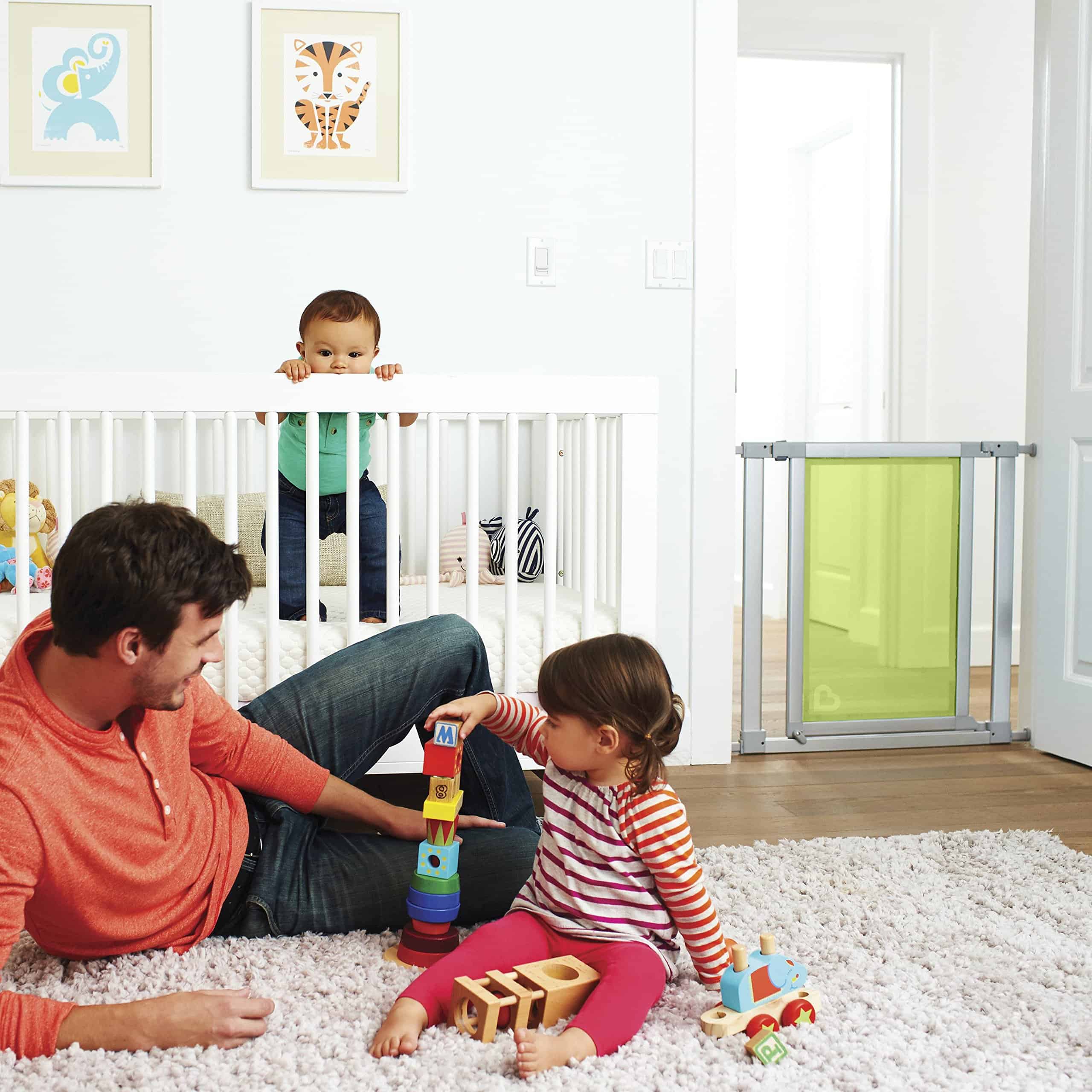 Munchkin Vibe Mesh and Steel Baby Gate, Lime, Modelo - Imagen 4