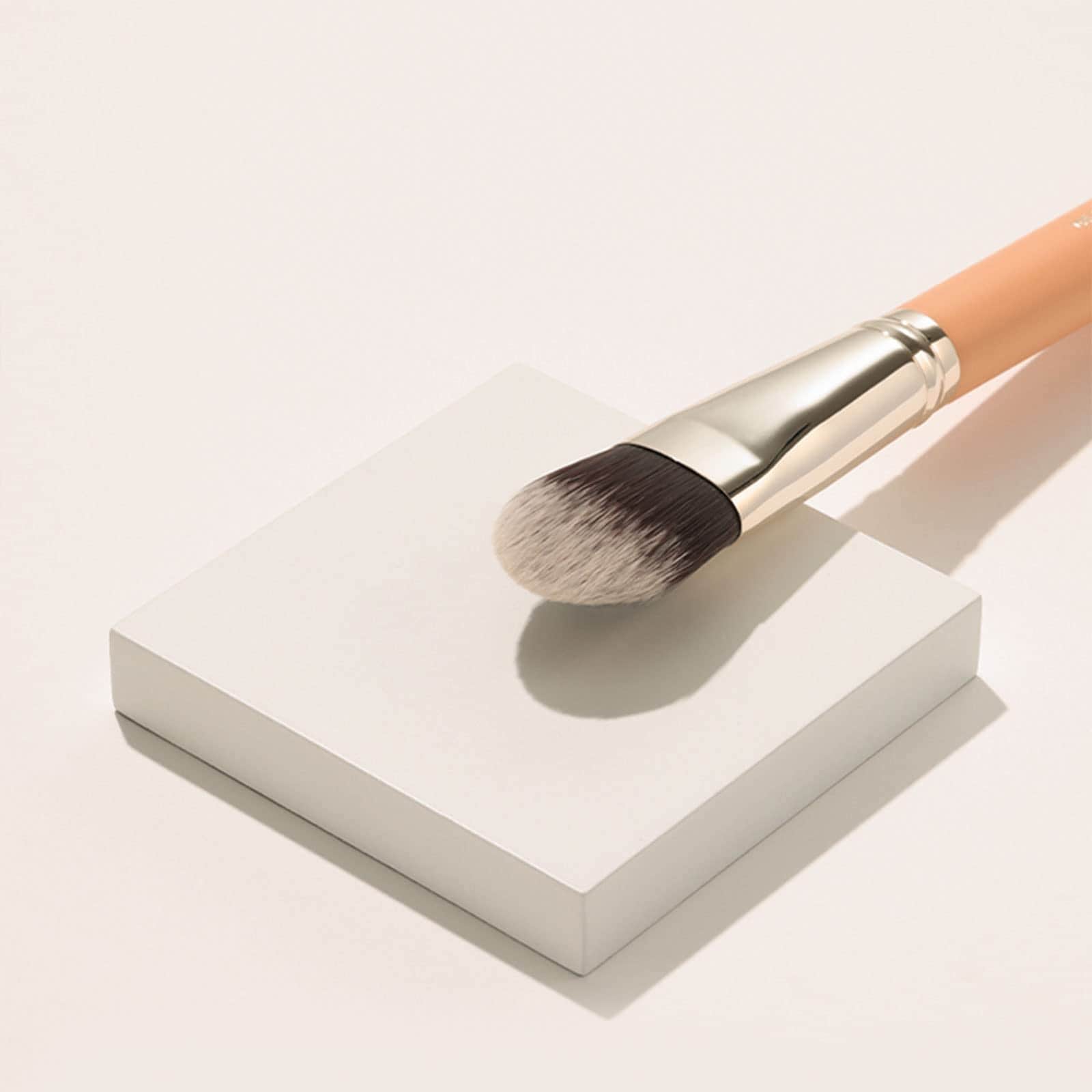 Brocha de Base de Maquillaje THE TOOL LAB 105 Light Touch - - Imagen 3