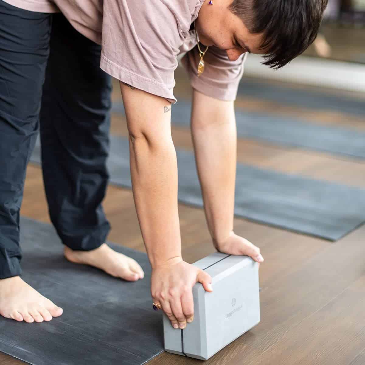 Bloque de Yoga de Espuma de 4" Hugger Mugger - Gris - Imagen 7