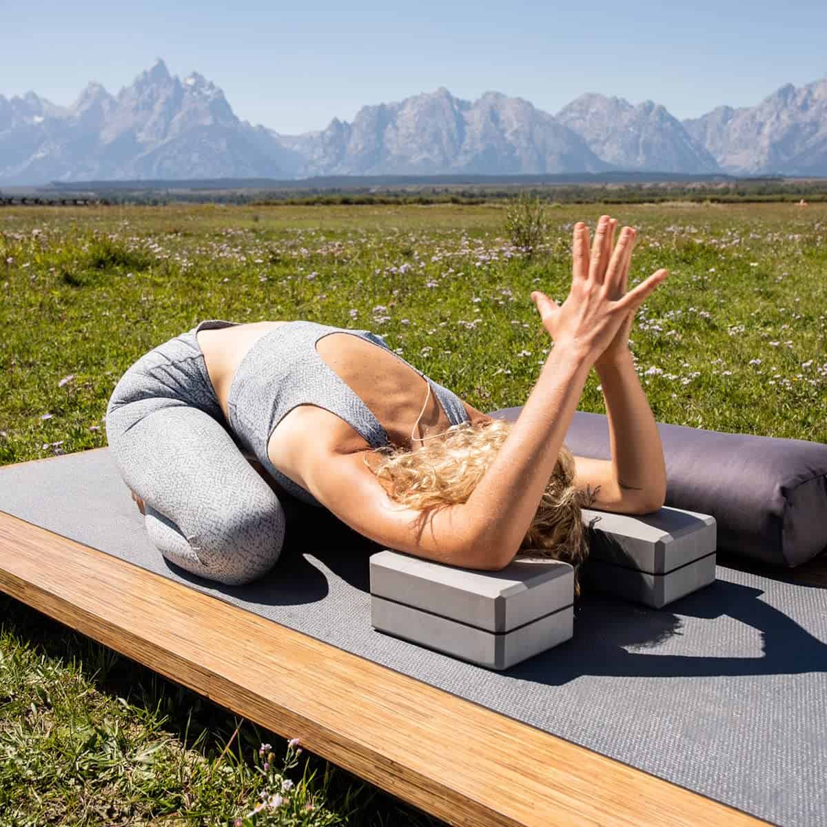 Bloque de Yoga de Espuma de 4" Hugger Mugger - Gris - Imagen 8