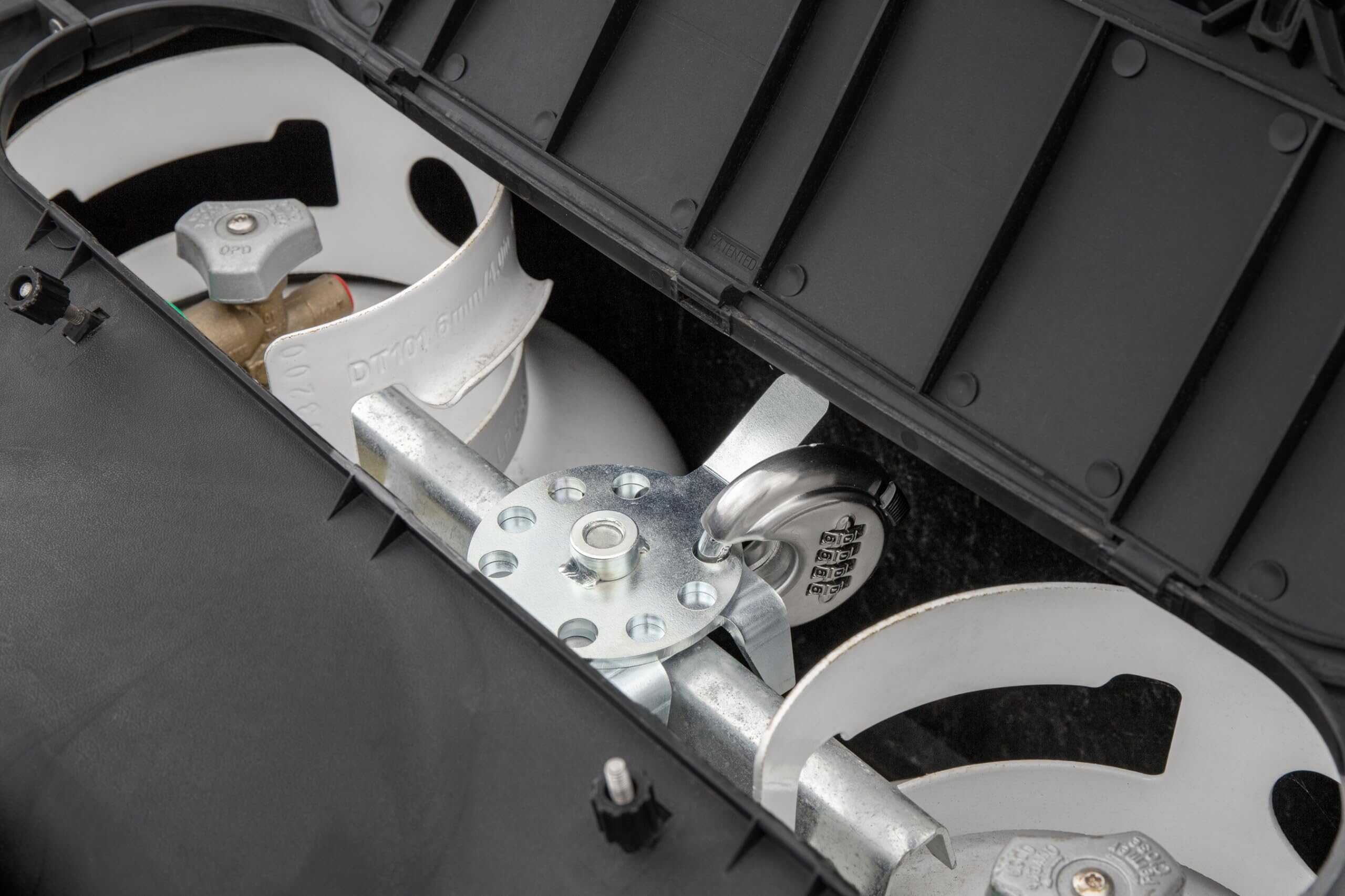 Dispositivo de bloqueo doble para tanques de propano Camco - Imagen 4