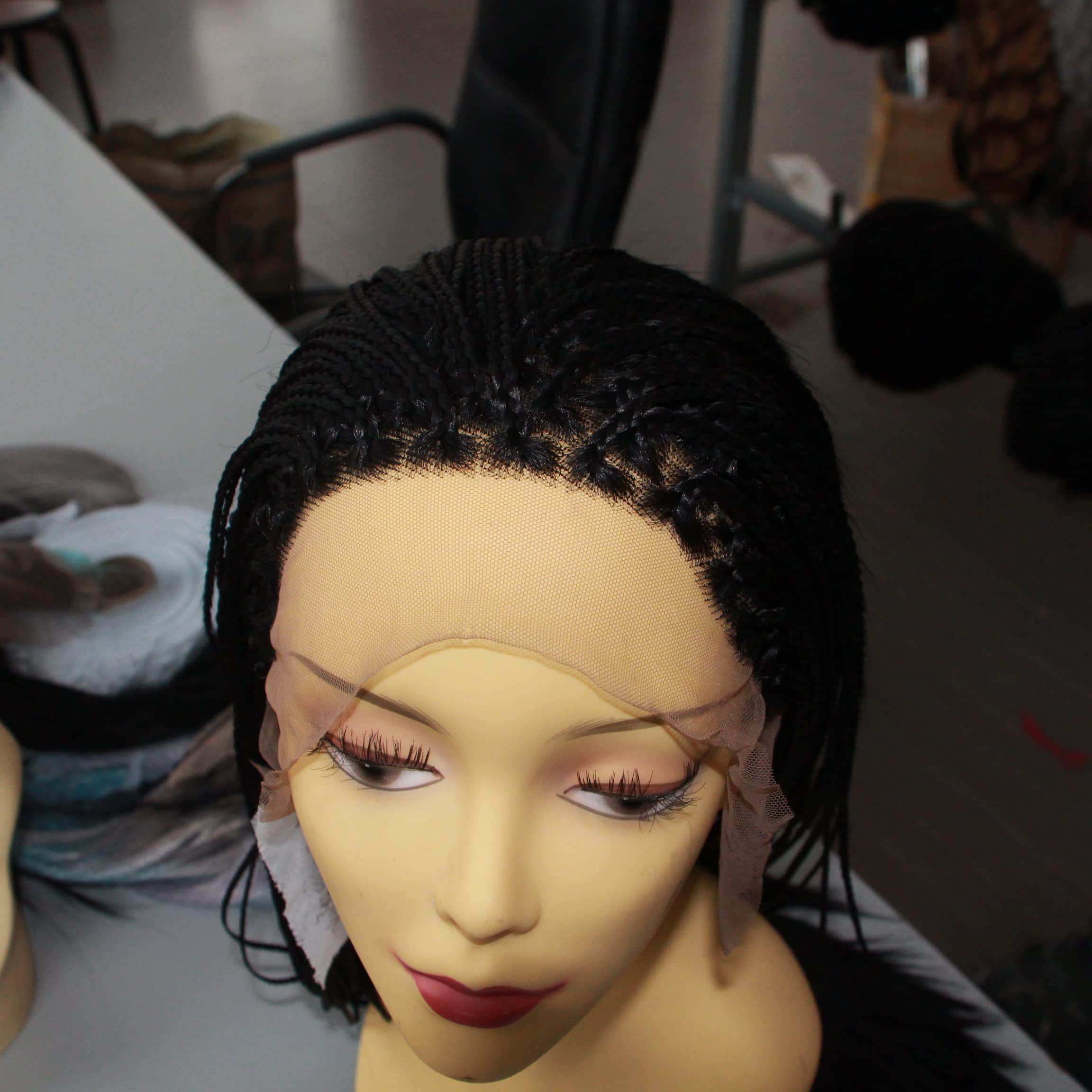 Pelucas de Encaje Frontal Sintético Trenzas Micro Negras - Imagen 6