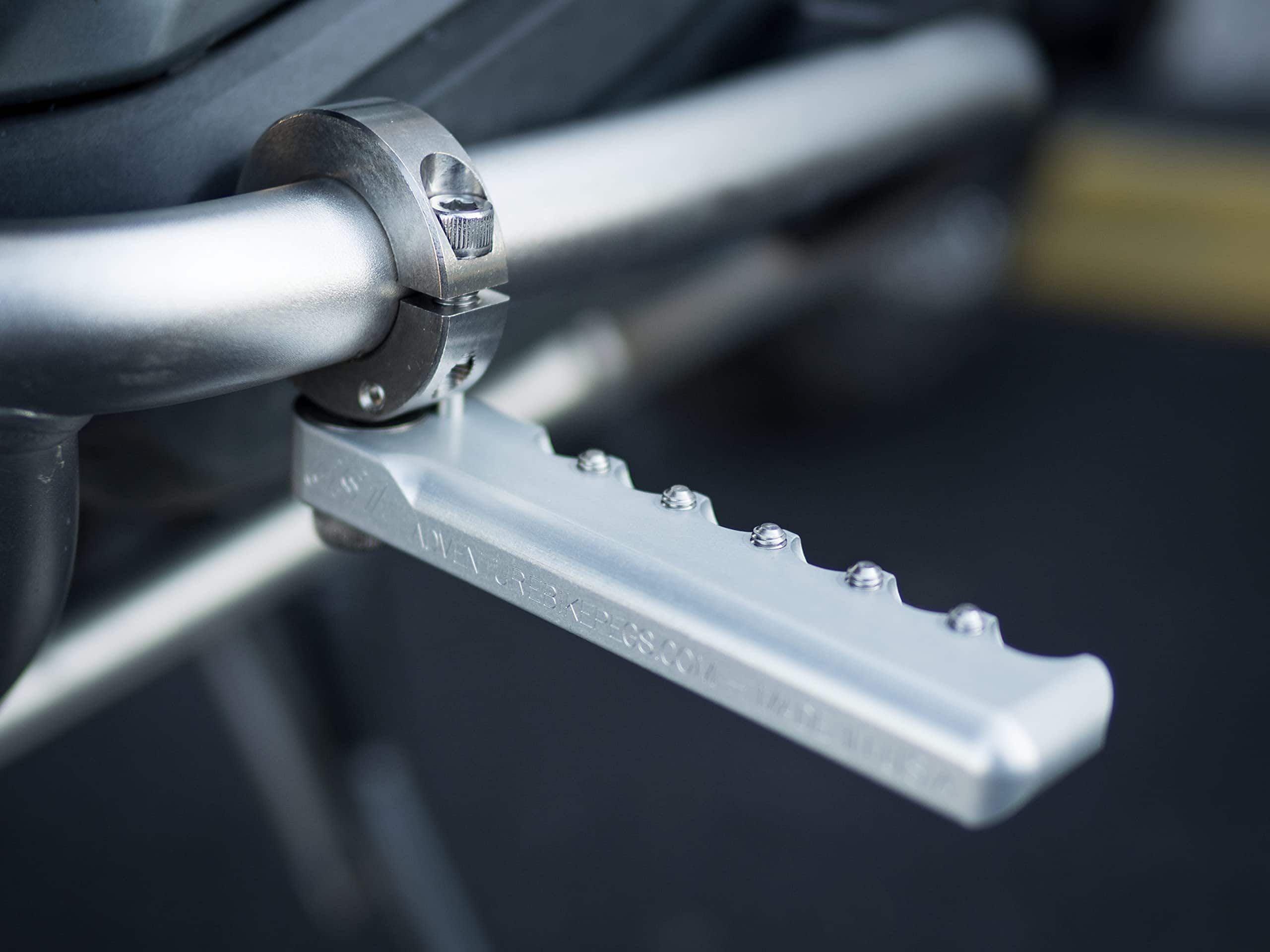 Juego de reposapiés para Adventure Bike GS1 Highway Peg Set - Imagen 4