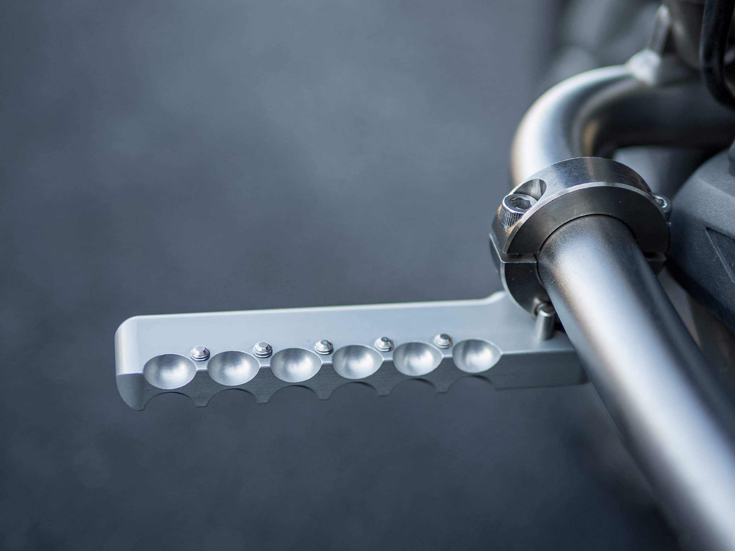 Juego de reposapiés para Adventure Bike GS1 Highway Peg Set - Imagen 3