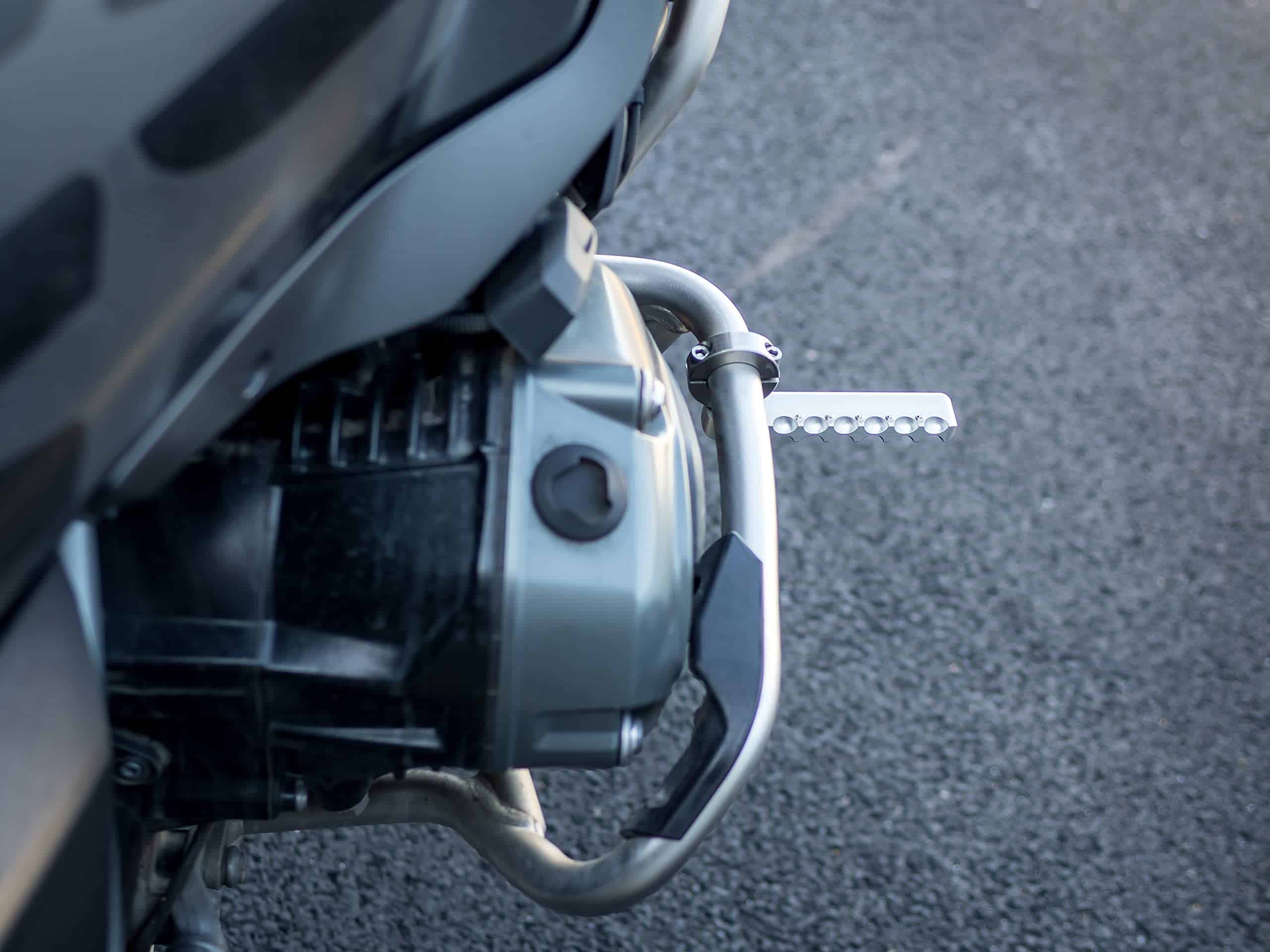 Juego de reposapiés para Adventure Bike GS1 Highway Peg Set - Imagen 9