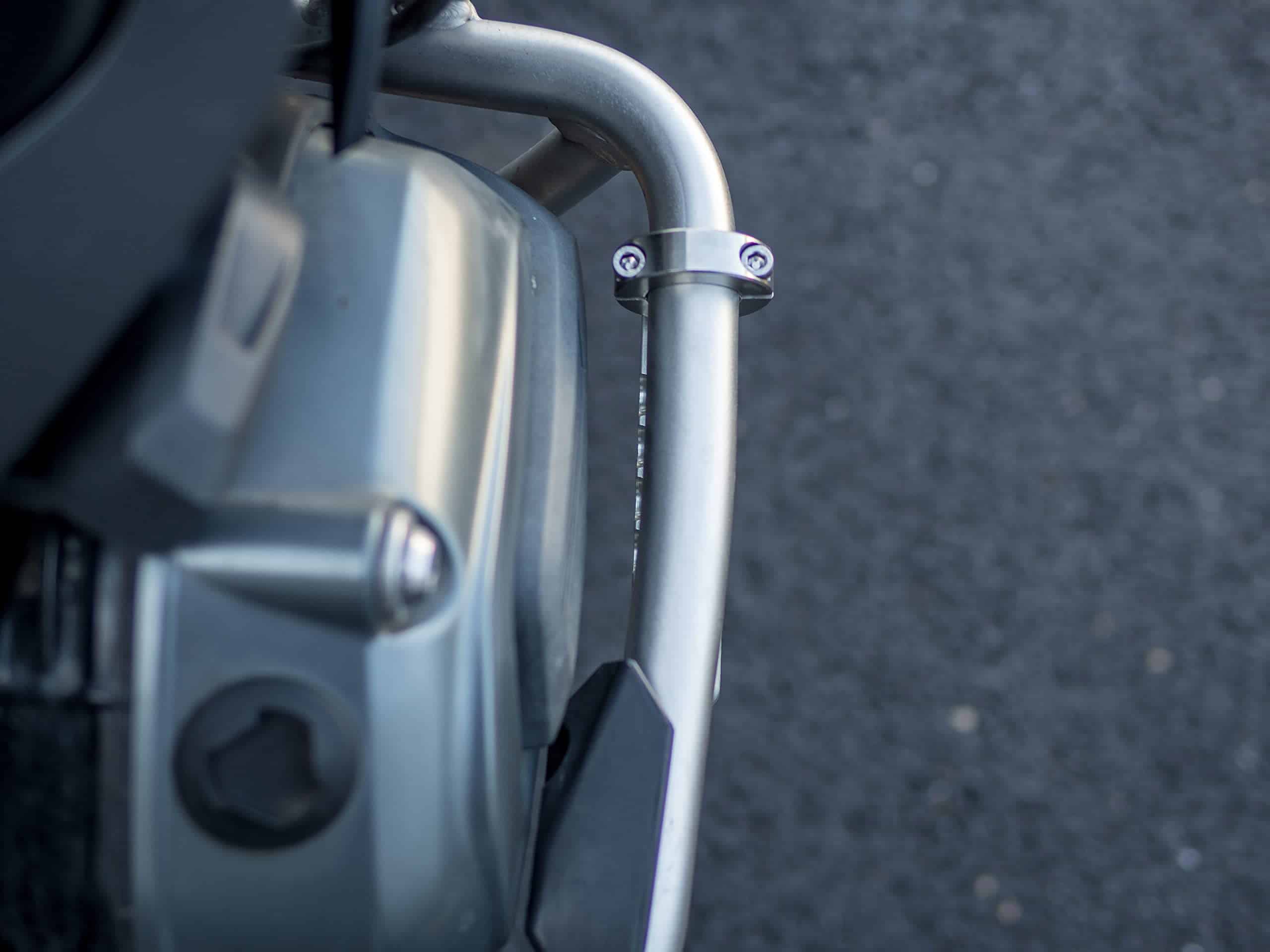 Juego de reposapiés para Adventure Bike GS1 Highway Peg Set - Imagen 6