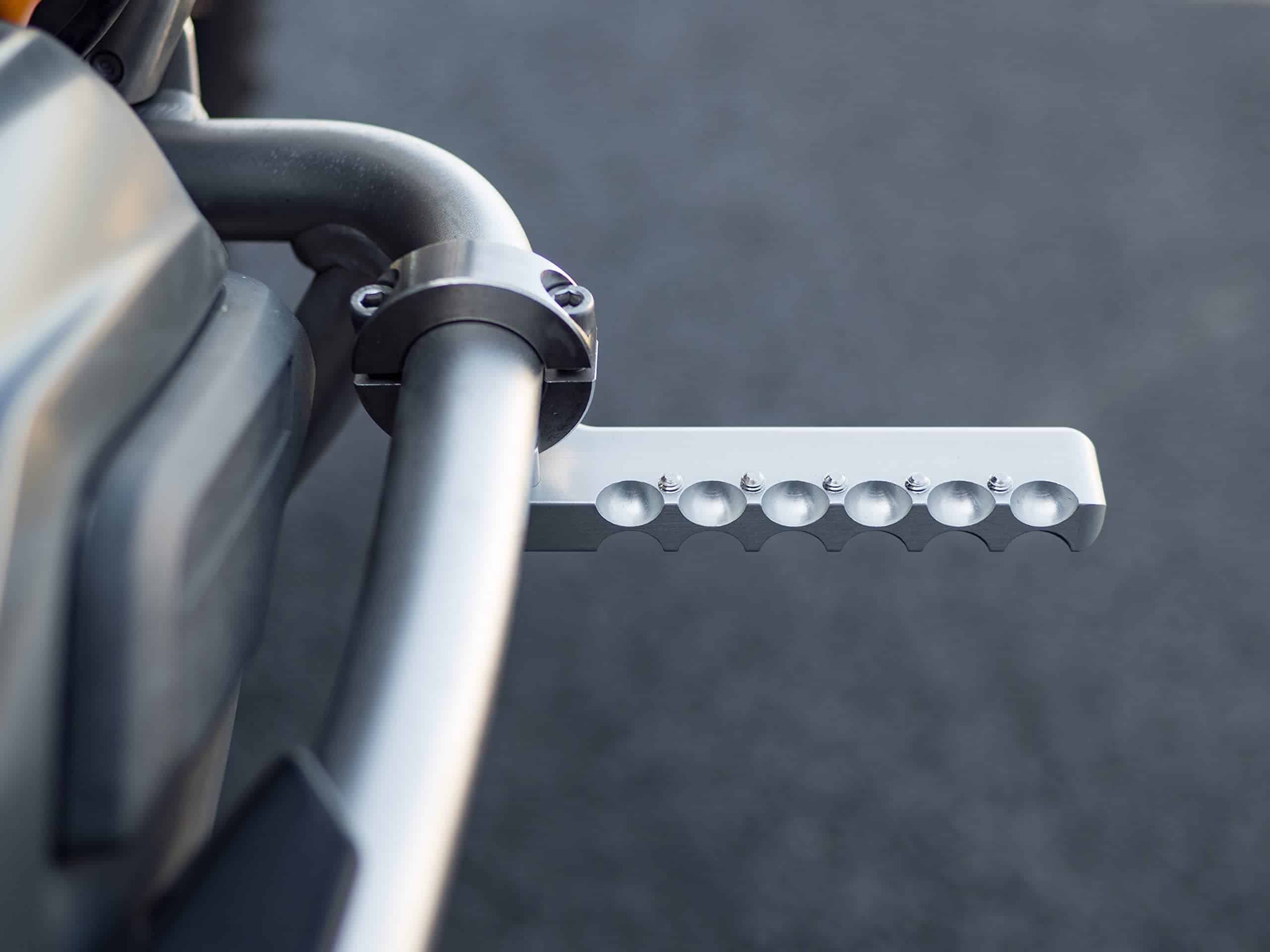 Juego de reposapiés para Adventure Bike GS1 Highway Peg Set - Imagen 8