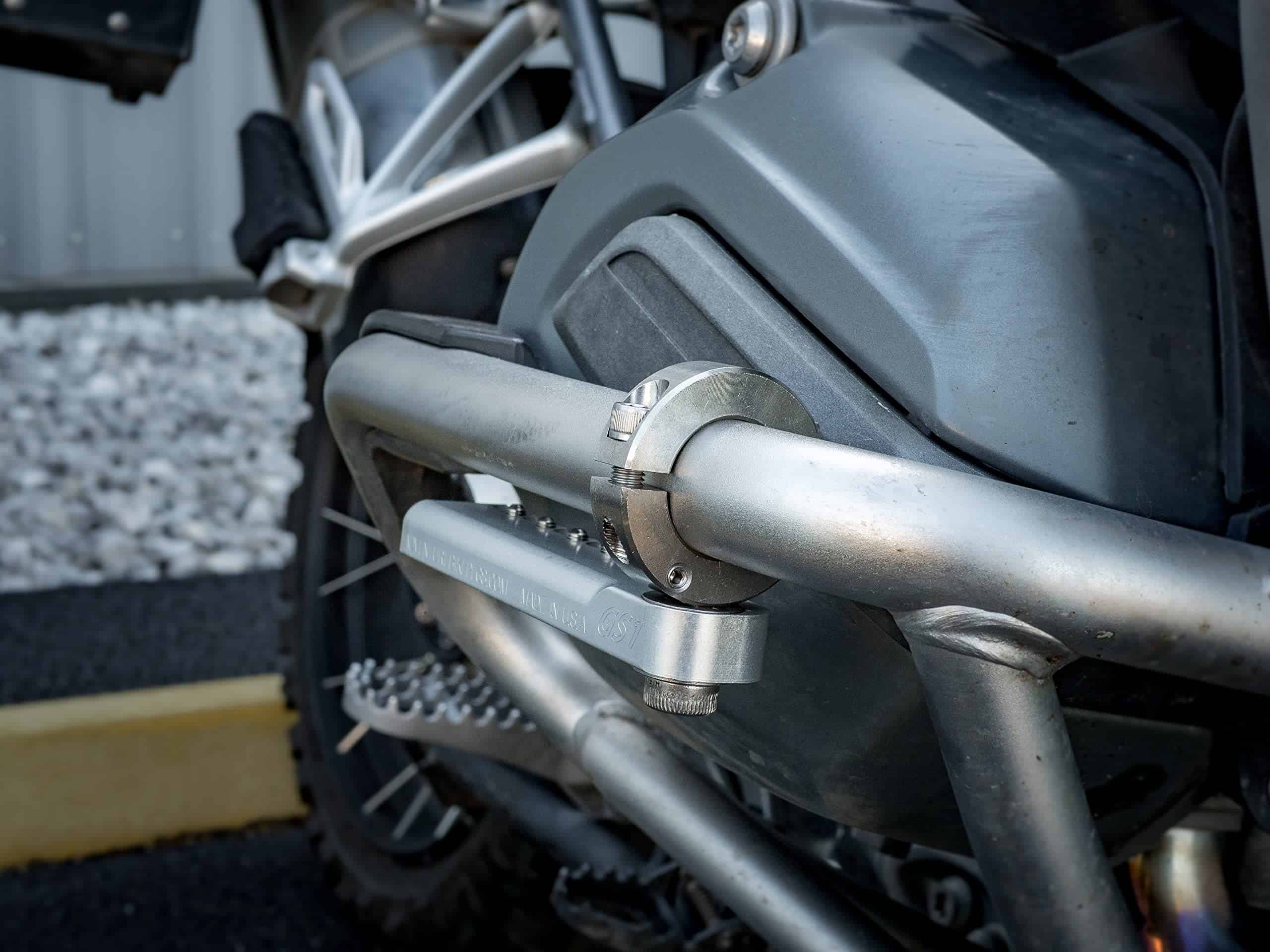 Juego de reposapiés para Adventure Bike GS1 Highway Peg Set - Imagen 7