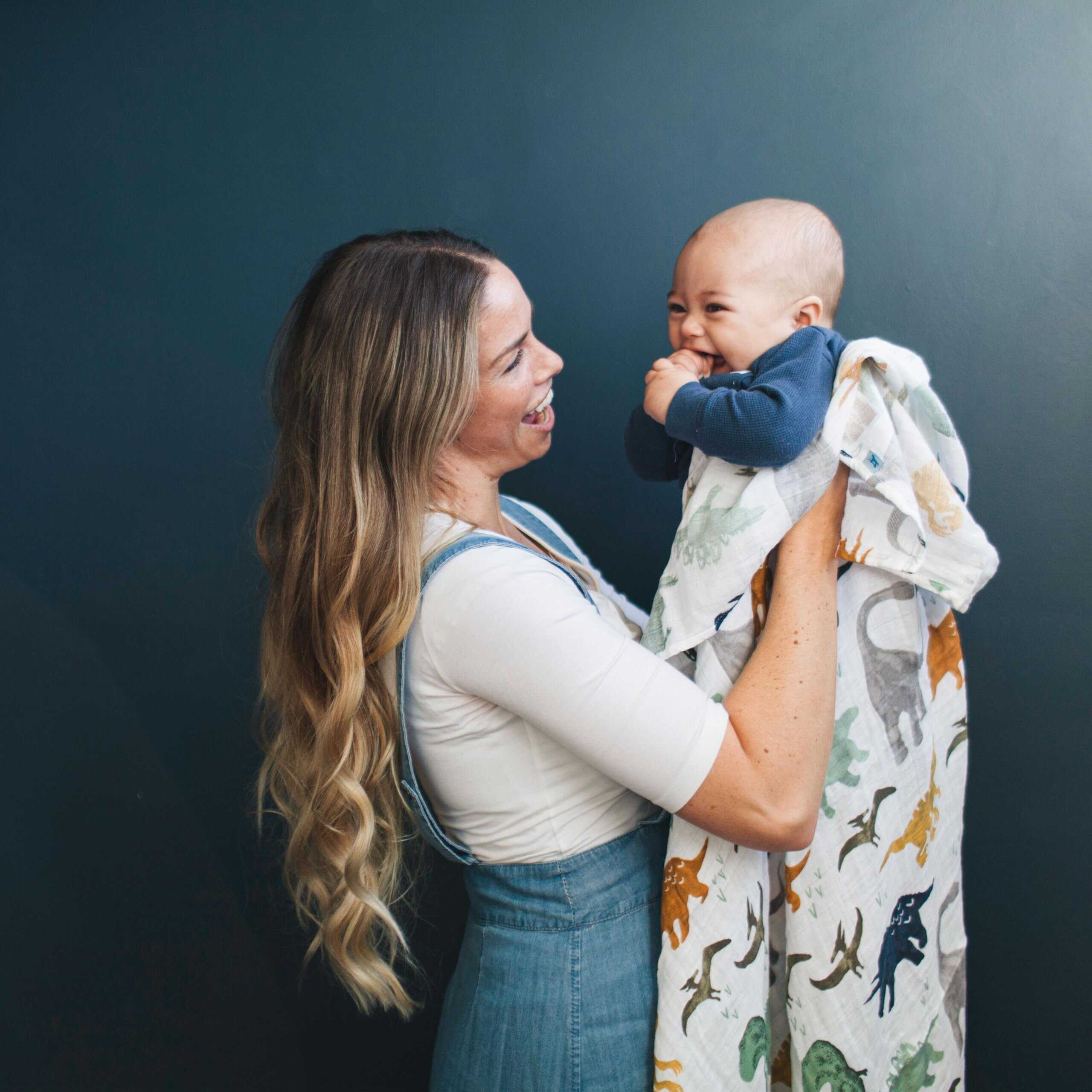 Manta de Muselina Premium Little Unicorn 3 -Amigos Dino 2 - Imagen 5