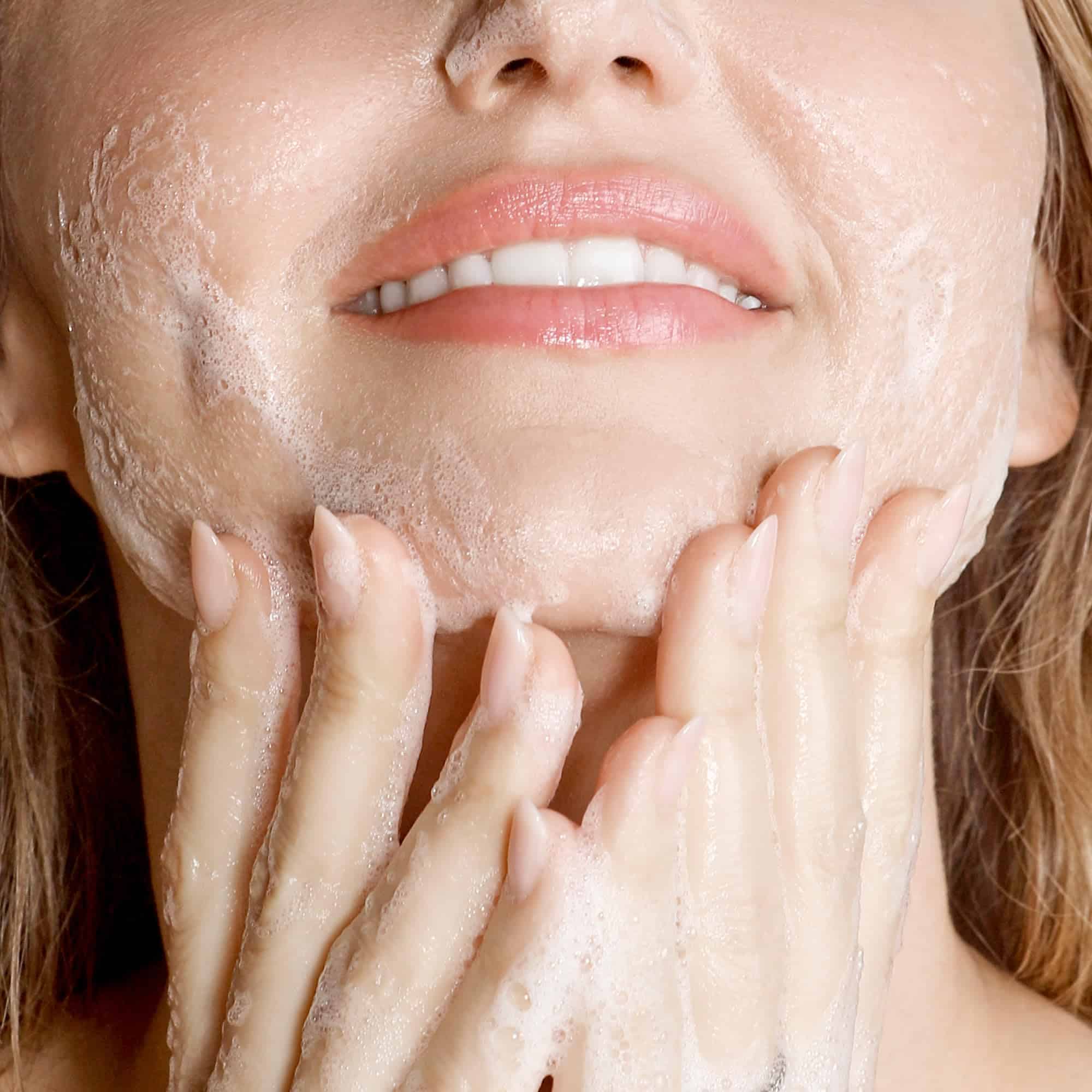 Limpiador Espumoso Turmeric Glow de KORA Organics, Limpia y - Imagen 5