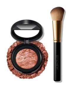 Rubor y resaltador horneado en marmoley pincel en ángulo