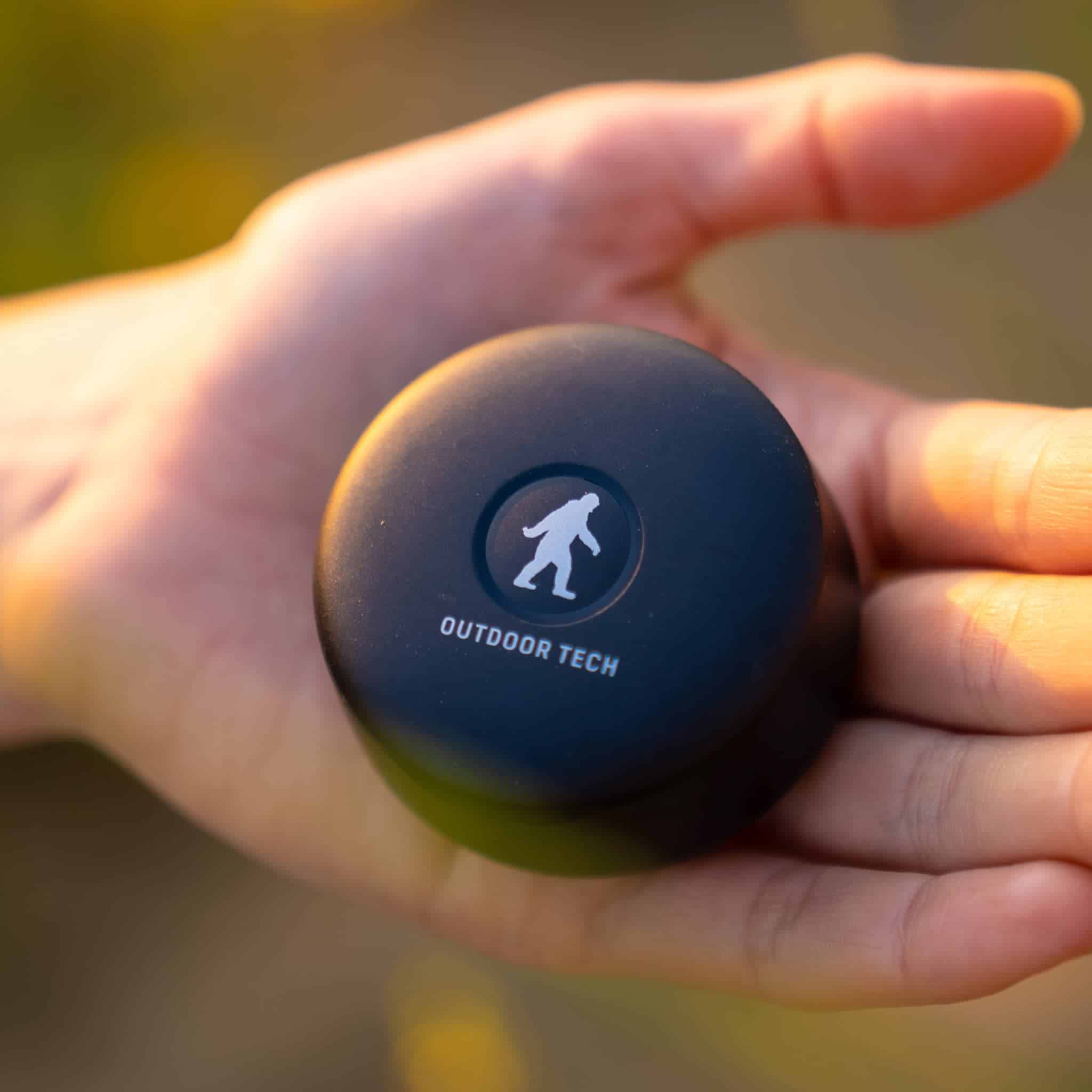 Auriculares inalámbricos Outdoor Tech Ravens con estuche - Imagen 10