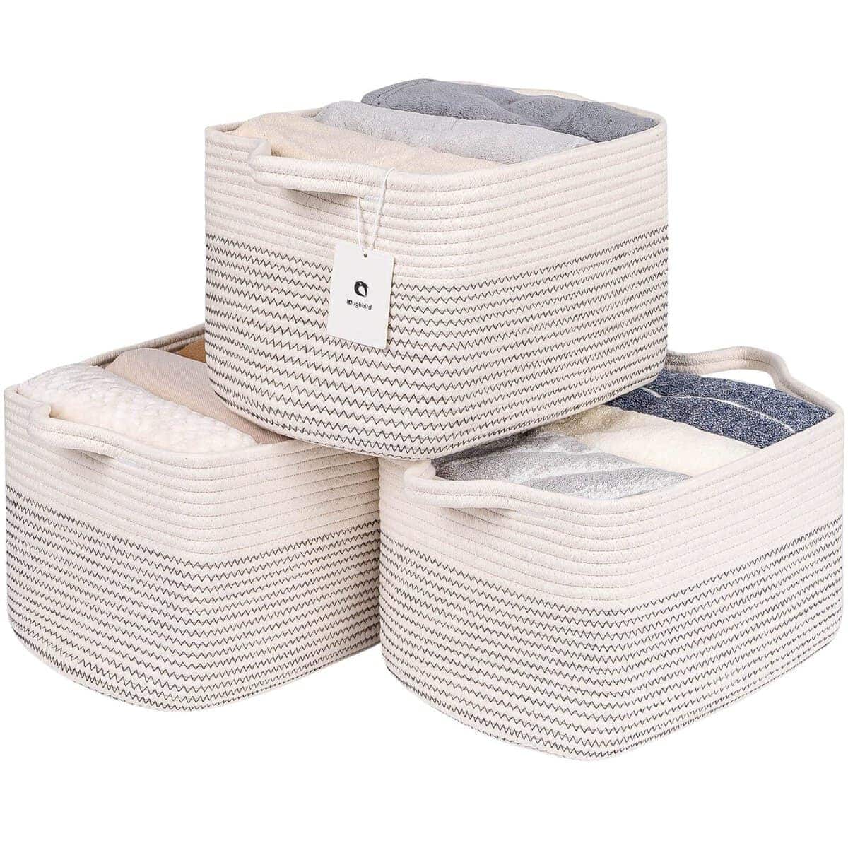 Cesta tejida mediana y grande con asa, utilizada para