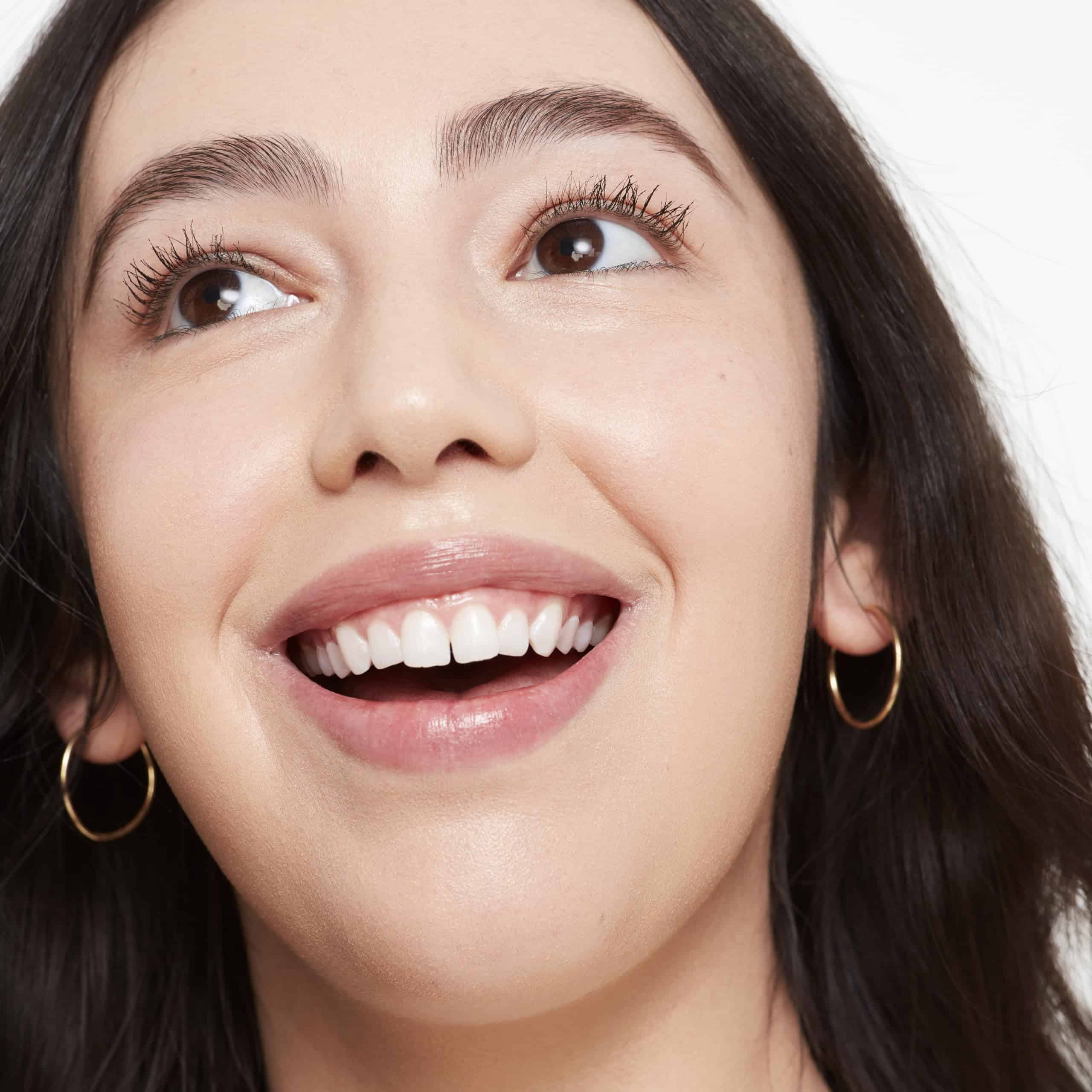 Base de maquillaje líquida Saie Glowy Super -Tono 07 - Claro - Imagen 4